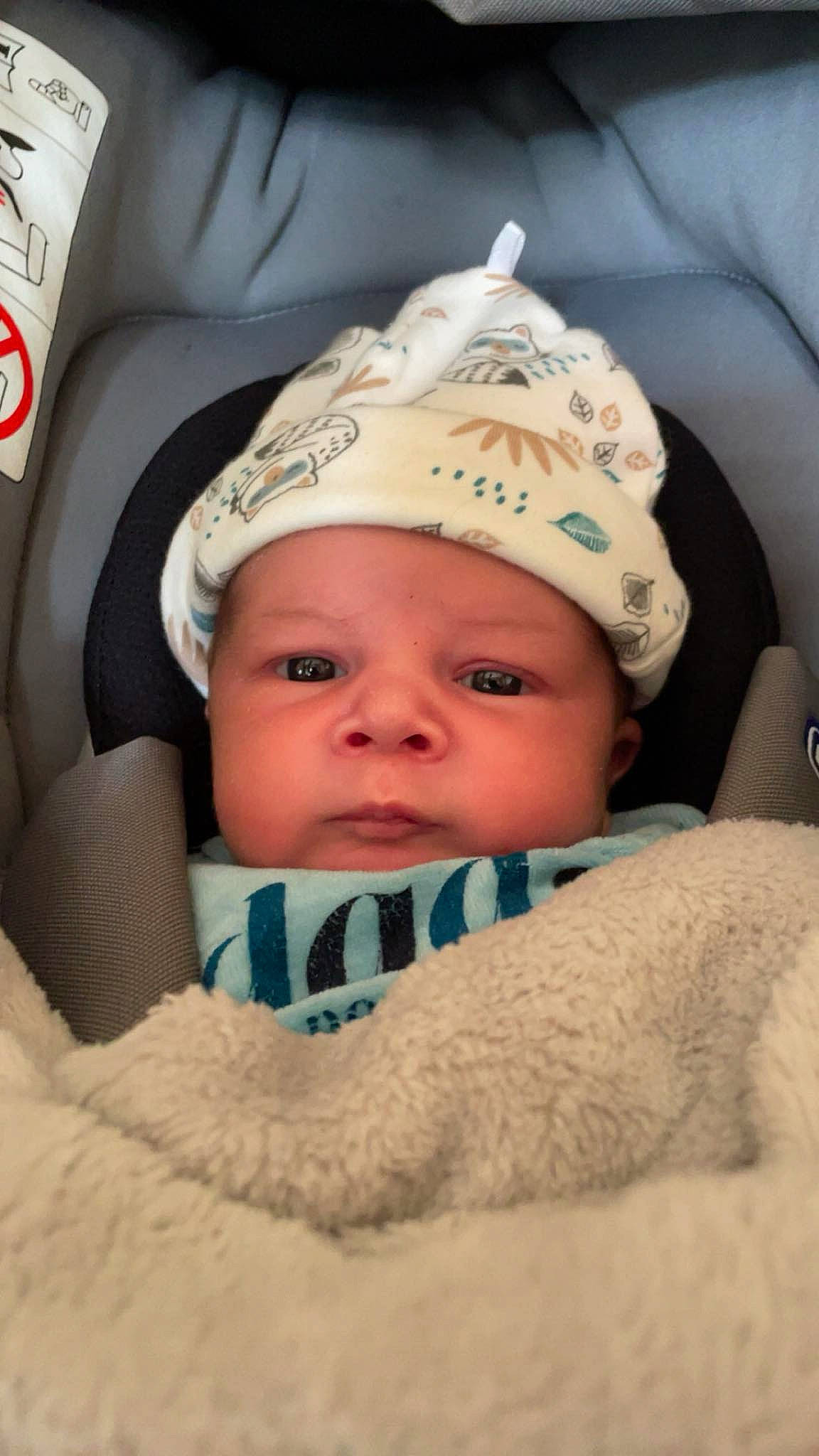 Lyzio a rejoint le concours — aidez-le/la à gagner de superbes lots ! baby, baby_products, baby_sleeping, baby_toddler_clothing, beanie, cap, carmine, cheek, child, comfort, fashion_accessory, fun, fur, happy, headgear, headwear, linens, person, portrait_photography, sitting