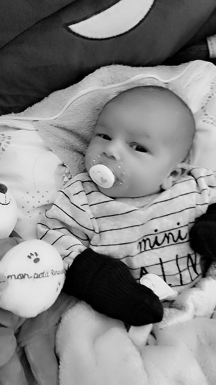 Lyzio participe au concours pour gagner de l'argent avec cette photo : baby, baby_sleeping, baby_toddler_clothing, black, cheek, child, comfort, eye, flash_photography, happy, head, iris, lip, monochrome, monochrome_photography, mouth, person, photograph, skin, toddler