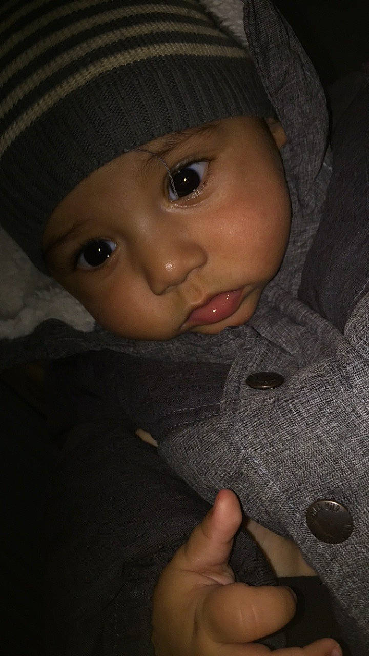 Evan participe au concours pour gagner de l'argent avec cette photo : black, cap, cheek, chin, cool, eye, eyebrow, flash_photography, gesture, hand, headgear, headwear, iris, lip, mouth, nose, organ, outerwear, person, skin