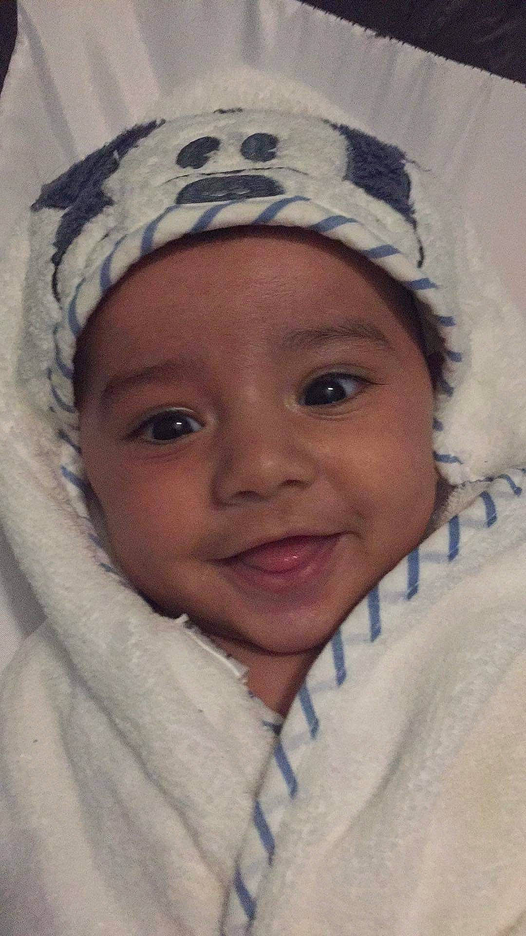 Evan participe au concours pour gagner de l'argent avec cette photo : cheek, chin, eye, eyebrow, facial_expression, happy, head, headwear, human, human_body, iris, joy, lip, mouth, nose, organ, outerwear, person, skin, smile