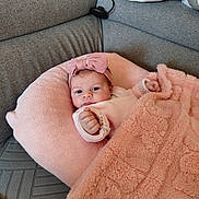 Maëlya participe au concours pour gagner de l'argent avec cette photo : baby, infant, pink_bow, blanket, couch, cozy, cute, face, headwear, fist, indoors, knitwear, pillow, portrait, resting, soft_texture, toddler, young_child, wearing, wrapped