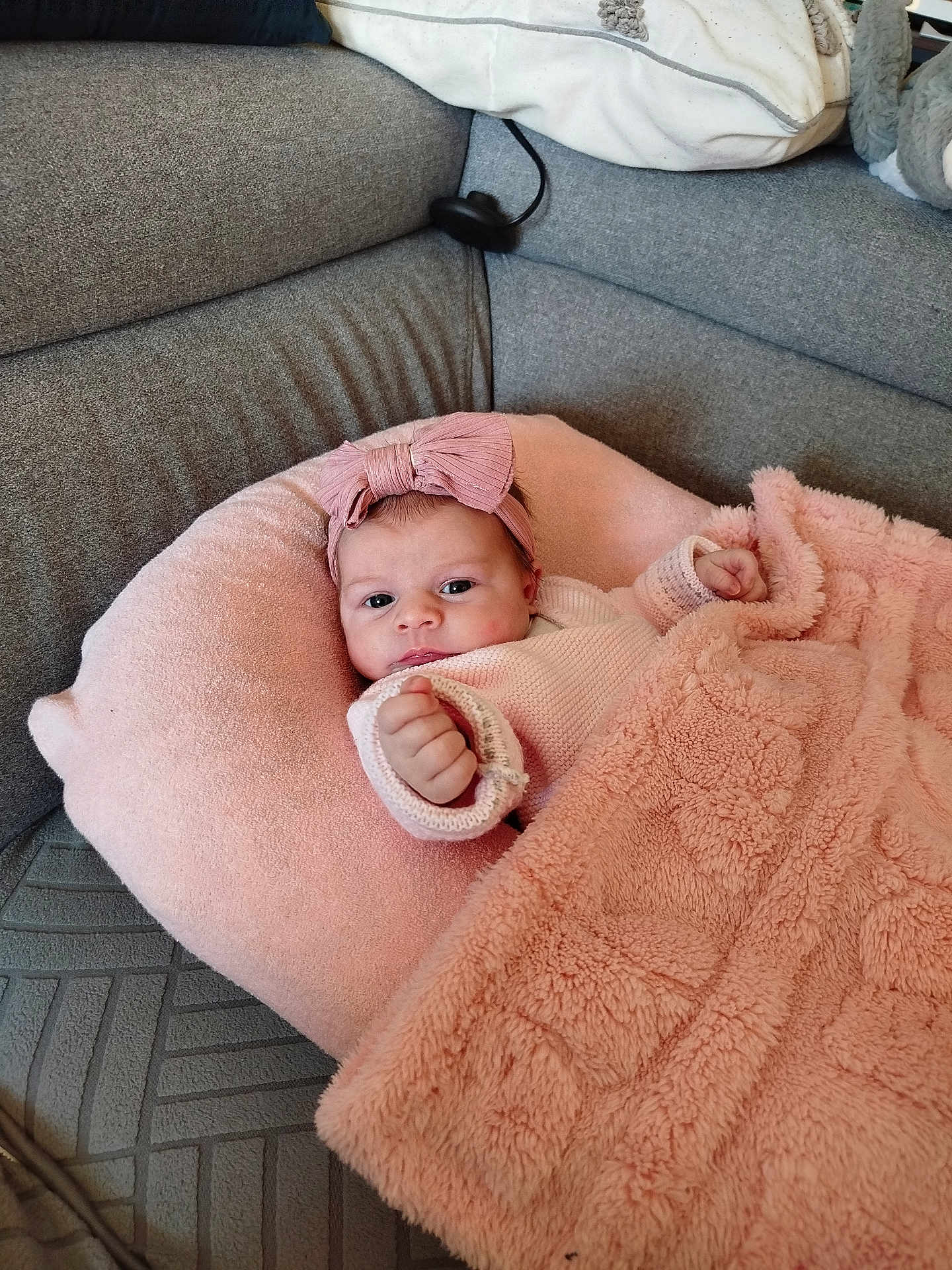 Maëlya participe au concours pour gagner de l'argent avec cette photo : baby, infant, pink_bow, blanket, couch, cozy, cute, face, headwear, fist, indoors, knitwear, pillow, portrait, resting, soft_texture, toddler, young_child, wearing, wrapped
