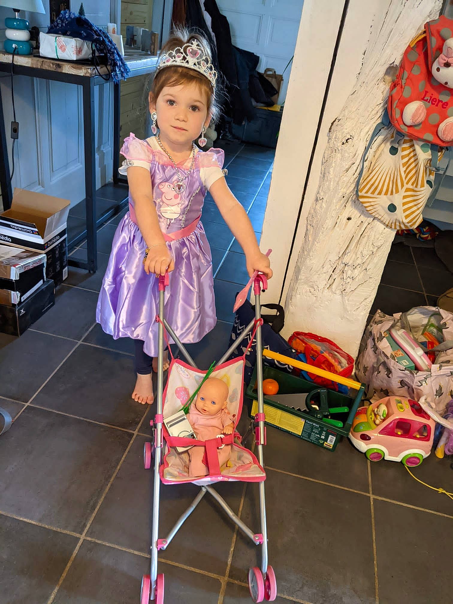 Leire participe au concours pour gagner de l'argent avec cette photo : art, artist, child, costume, easel, event, fashion_design, flooring, fun, pattern, person, photograph, photography, room, sandal, snapshot, toddler, visual_arts
