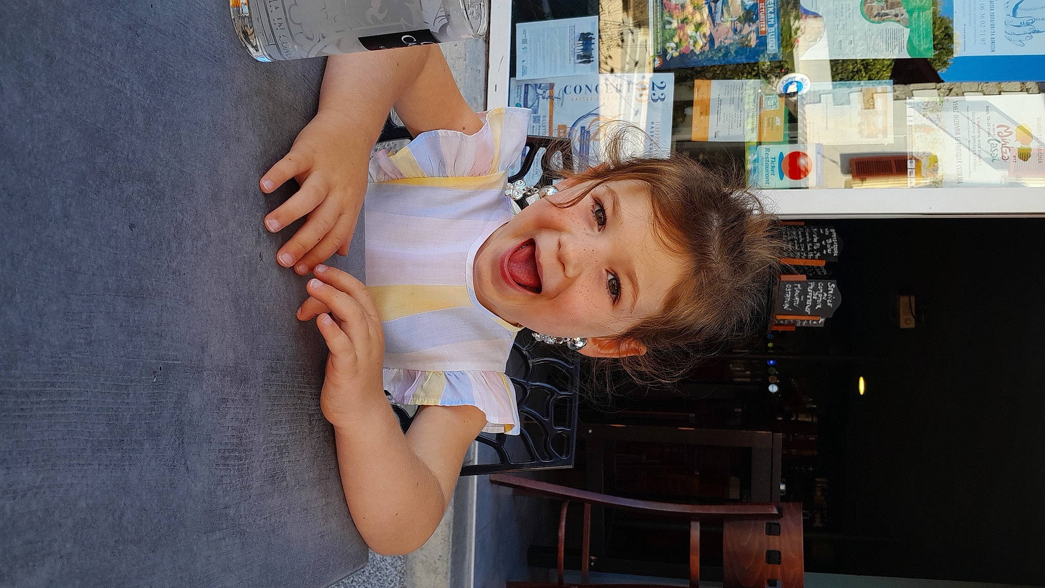 Leire a rejoint le concours — aidez-le/la à gagner de superbes lots ! arm, child, fun, happy, human_leg, person, refrigerator, room, shelf, shelving, sitting, skin, smile, t_shirt, toddler, vacation