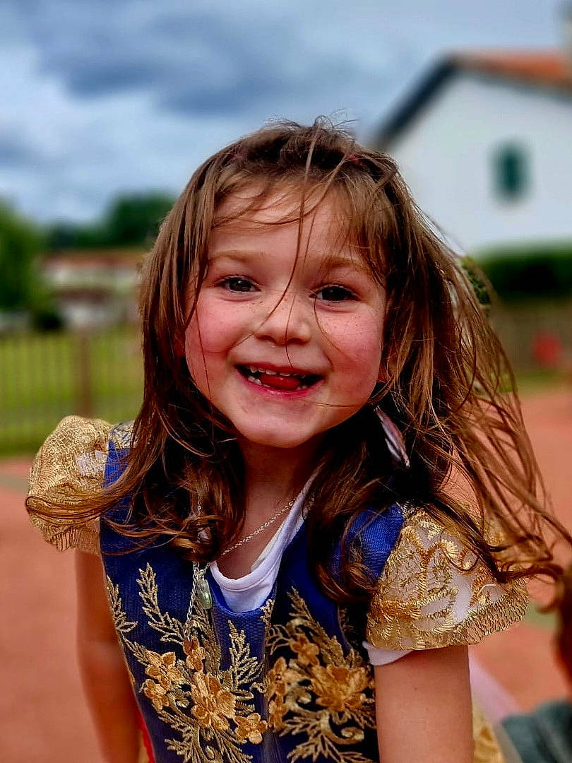 Leire a rejoint le concours — aidez-le/la à gagner de superbes lots ! blond, brown_hair, child, close_up, cloud, electric_blue, face, facial_expression, flash_photography, fun, grass, hairstyle, happy, joy, leisure, long_hair, people_in_nature, person, skin, sky