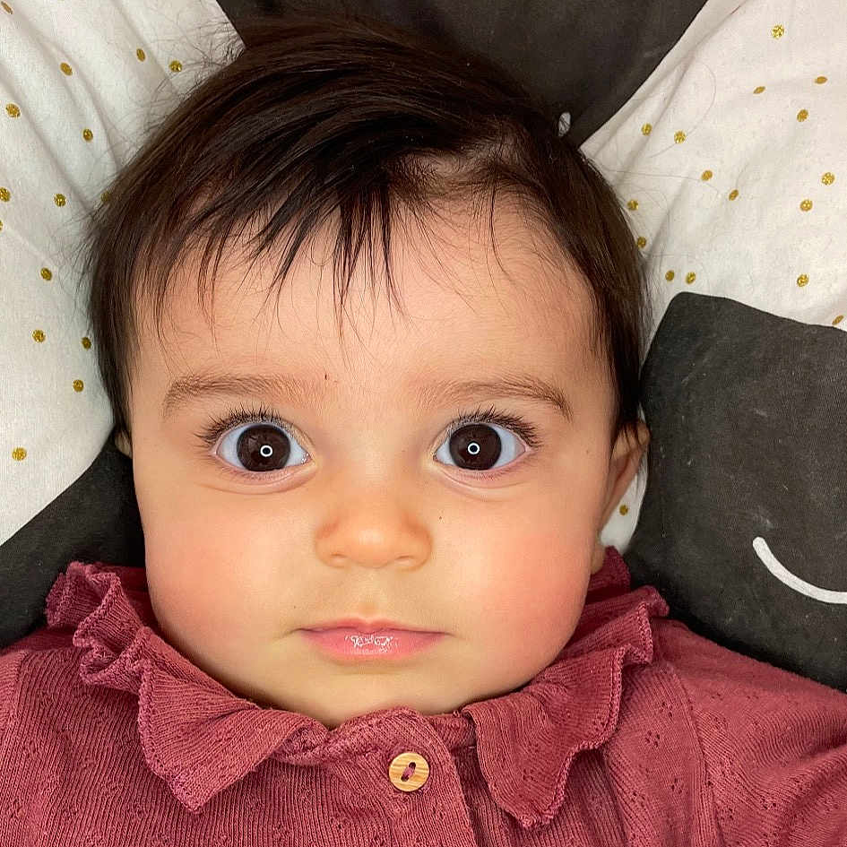 Aya participe au concours pour gagner de l'argent avec cette photo : baby_toddler_clothing, bangs, brown_hair, cheek, chin, collar, doll, eyebrow, eyelash, forehead, iris, lip, nose, outerwear, skin, sleeve, textile, toddler, toy, white