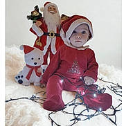Capucine participe au concours pour gagner de l'argent avec cette photo : baby, child, christmas, cute, festive, holiday, holiday_decor, holiday_season, indoors, lights, plush_toy, portrait, red_clothing, santa_figurine, santa_hat, sitting, smiling_toy, string_lights, white_blanket, winter_theme