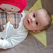 Eden participe au concours pour gagner de l'argent avec cette photo : baby, infant, plush_toy, pink, star, blanket, white_clothing, face, eyes, cute, soft, child, lying_down, indoors, portrait, toy, expression, young, head, cozy