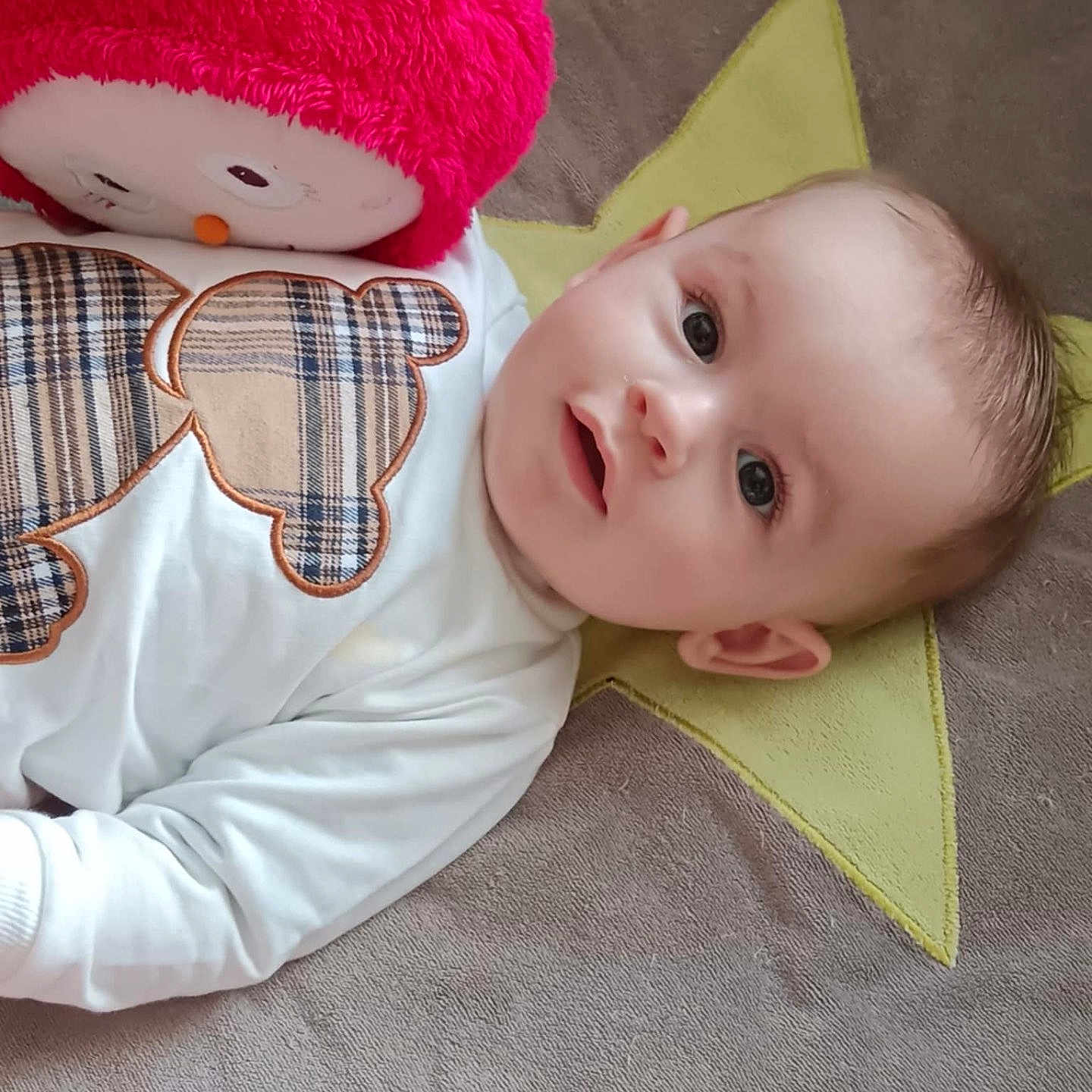 Eden participe au concours pour gagner de l'argent avec cette photo : baby, blanket, child, cozy, cute, expression, eyes, face, head, indoors, infant, lying_down, pink, plush_toy, portrait, soft, star, toy, white_clothing, young