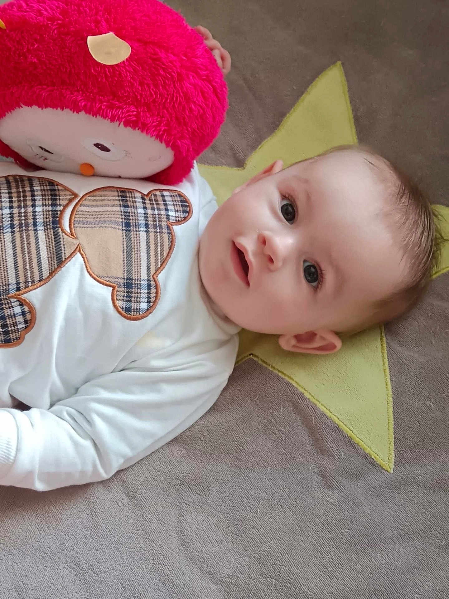 Eden participe au concours pour gagner de l'argent avec cette photo : baby, infant, plush_toy, pink, star, blanket, white_clothing, face, eyes, cute, soft, child, lying_down, indoors, portrait, toy, expression, young, head, cozy