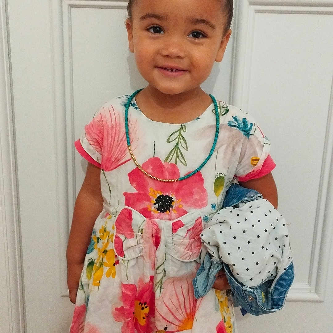 Ayline a rejoint le concours — aidez-le/la à gagner de superbes lots ! accessories, blouse, child, clothing, costume, door, dress, face, female, formalwear, girl, head, indoors, jewelry, necklace, pants, person, photography, portrait, wood
