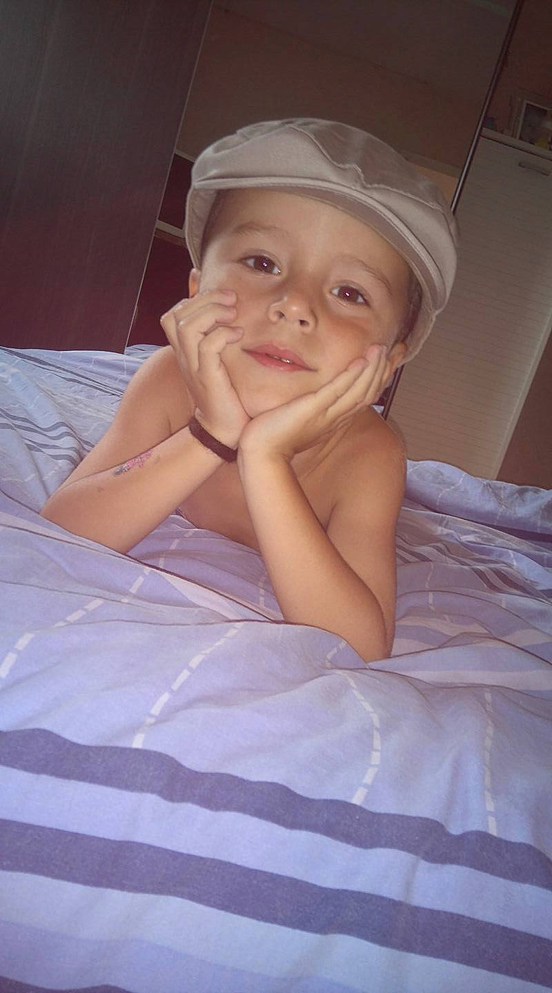 Jimmy participe au concours pour gagner de l'argent avec cette photo : blond, child, linens, person, skin, smile, textile