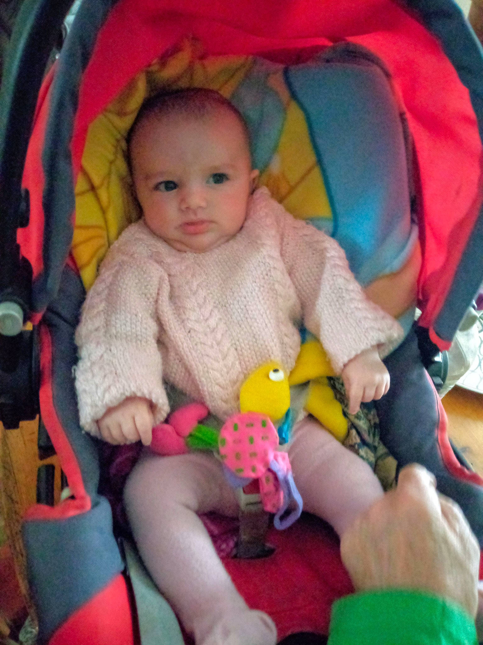 Eva participe au concours pour gagner de l'argent avec cette photo : baby, baby_carriage, baby_toddler_clothing, chair, cheek, comfort, eye, facial_expression, finger, fun, hand, head, human_body, lap, leg, mouth, person, product, skin, smile