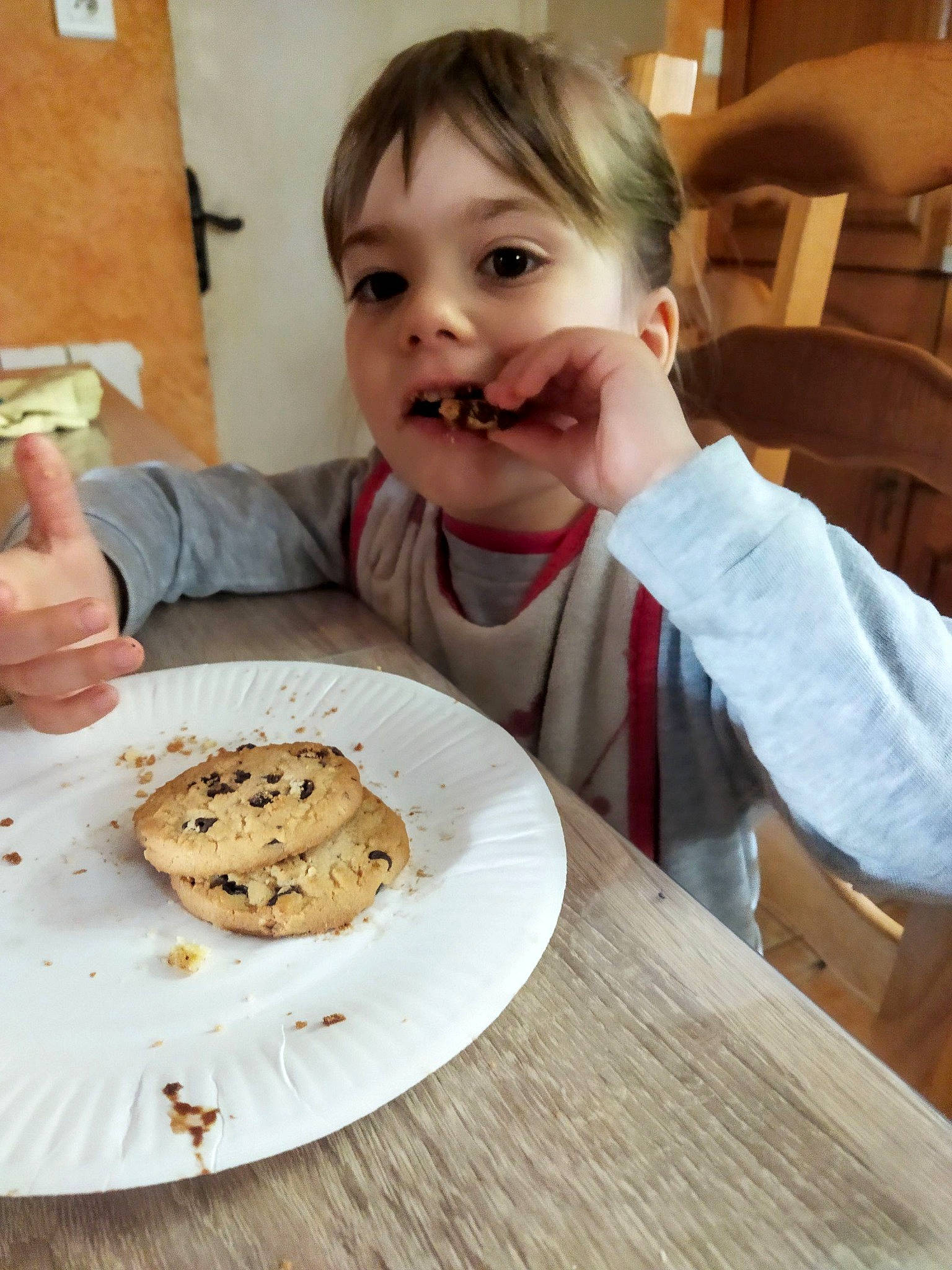 Tatiana a rejoint le concours — aidez-le/la à gagner de superbes lots ! baked_goods, cake, chair, chocolate_chip, chocolate_chip_cookie, cooking, cuisine, dish, event, food, food_craving, fork, gluten, ingredient, person, plate, platter, recipe, smile, table