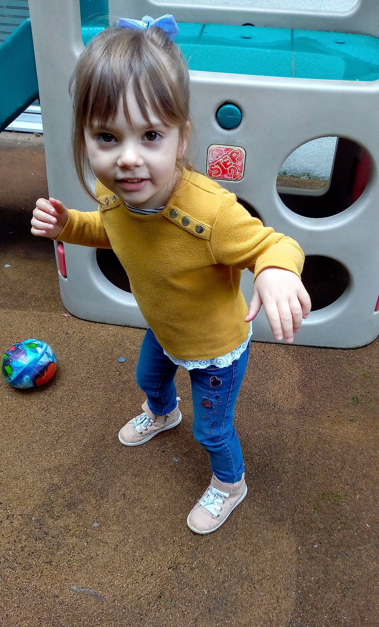 Tatiana participe au concours pour gagner de l'argent avec cette photo : automotive_exterior, automotive_lighting, automotive_tire, baby_toddler_clothing, blue, child, electric_blue, fun, gas, leg, motor_vehicle, person, play, rim, shoe, sneakers, sock, t_shirt, toddler, trunk