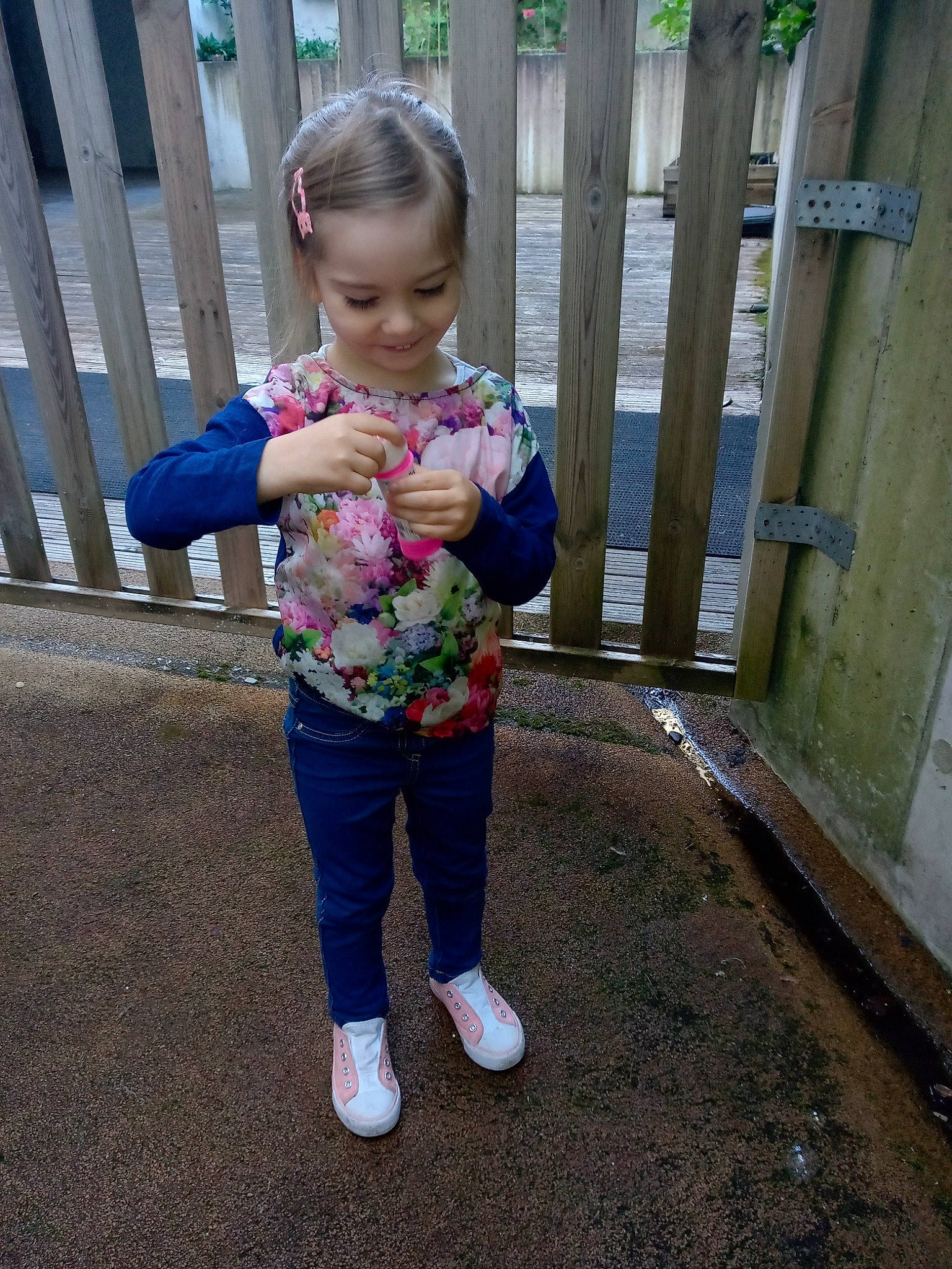 Tatiana participe au concours pour gagner de l'argent avec cette photo : baby, baby_products, baby_toddler_clothing, child, eye, face, fence, fun, grass, hair, happy, joy, leg, magenta, pattern, person, play, sleeve, smile, thumb