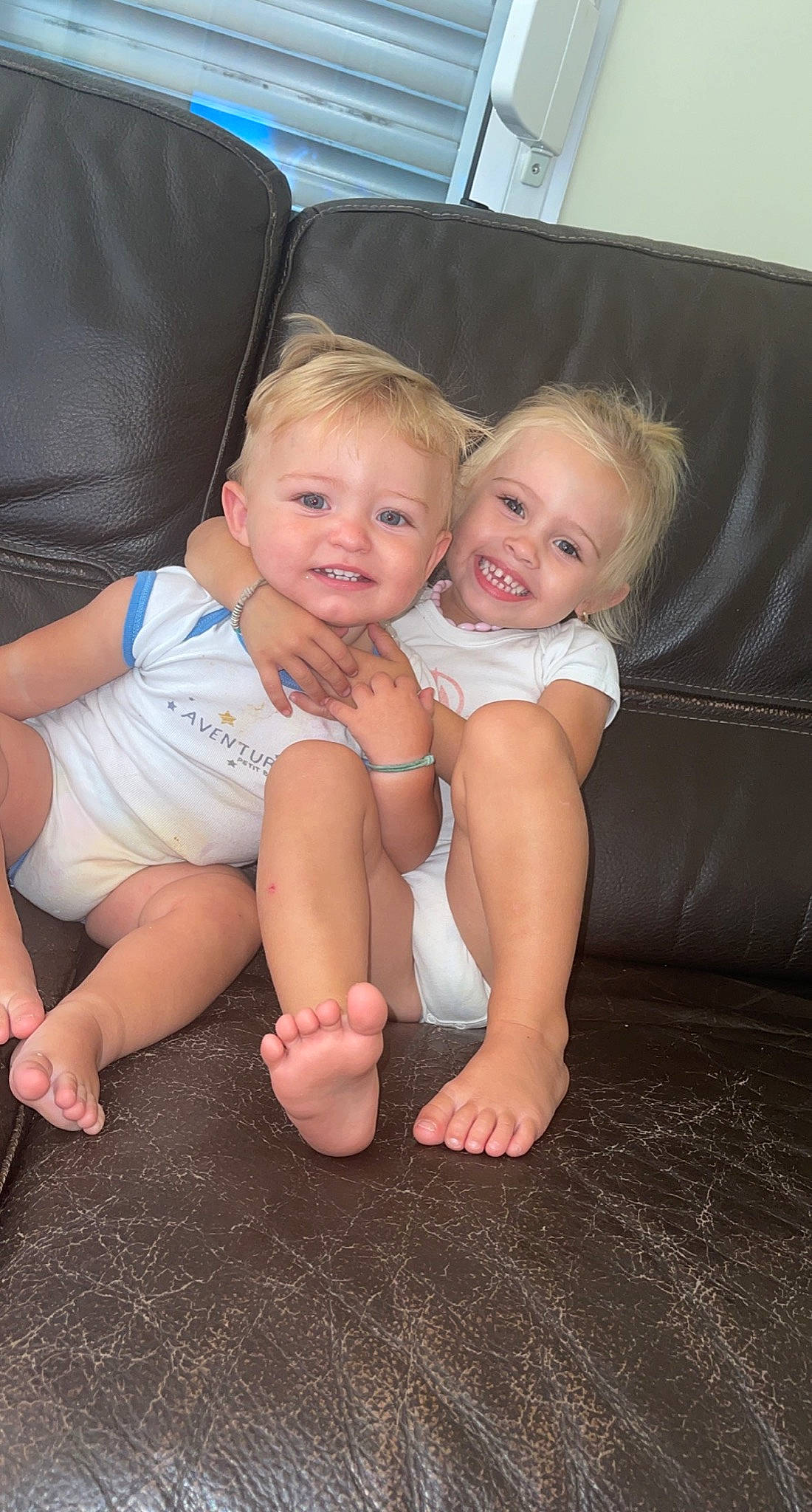 Ohana a rejoint le concours — aidez-le/la à gagner de superbes lots ! baby, baby_toddler_clothing, comfort, couch, eye, face, finger, flooring, fun, gesture, hair, happy, iris, joy, lap, leg, person, skin, smile, thigh