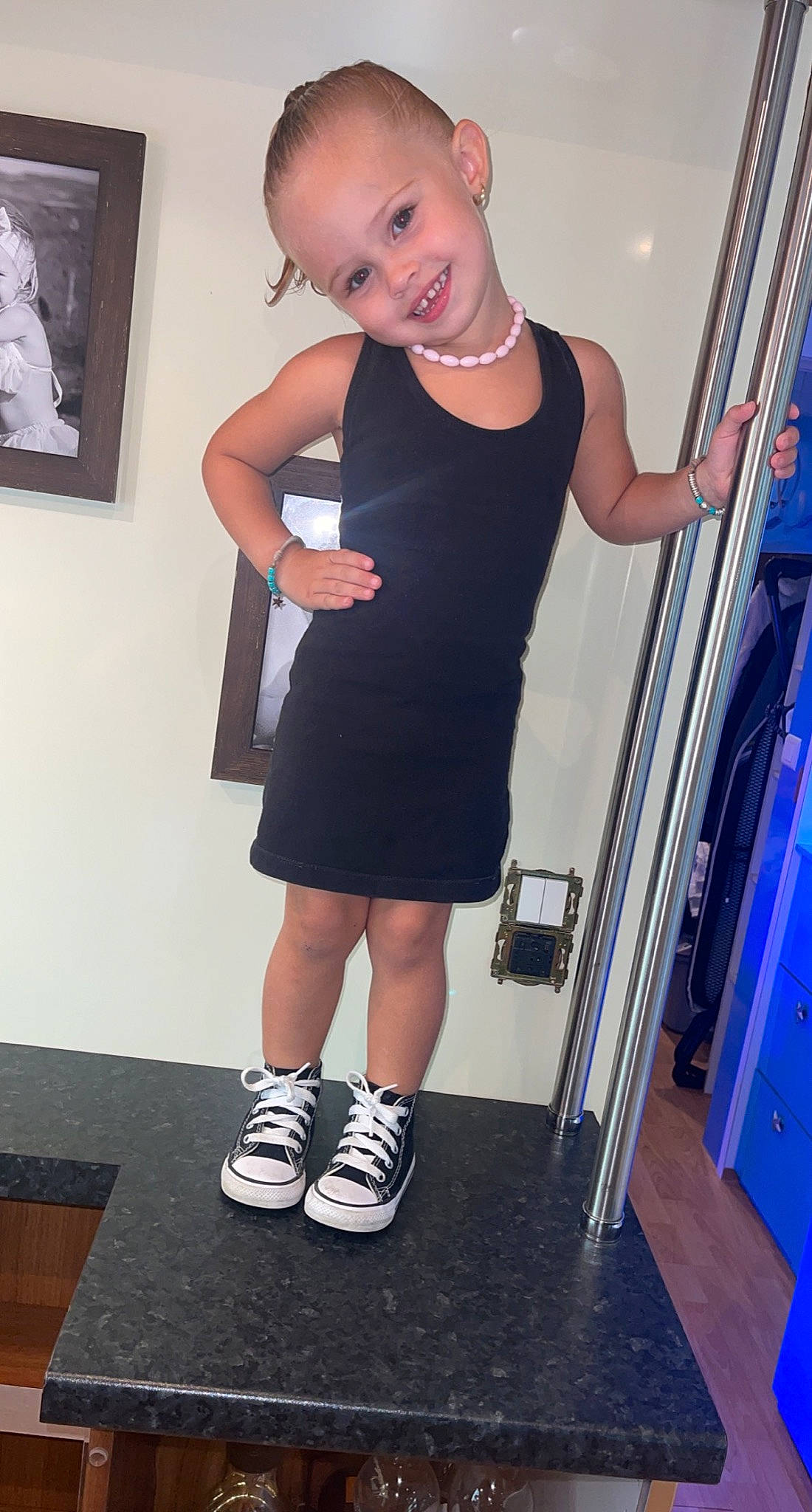 Ohana a rejoint le concours — aidez-le/la à gagner de superbes lots ! arm, bag, blue, calf, elbow, fashion, finger, joint, joy, knee, leg, neck, person, picture_frame, shoe, shoulder, sleeve, smile, sportswear, standing