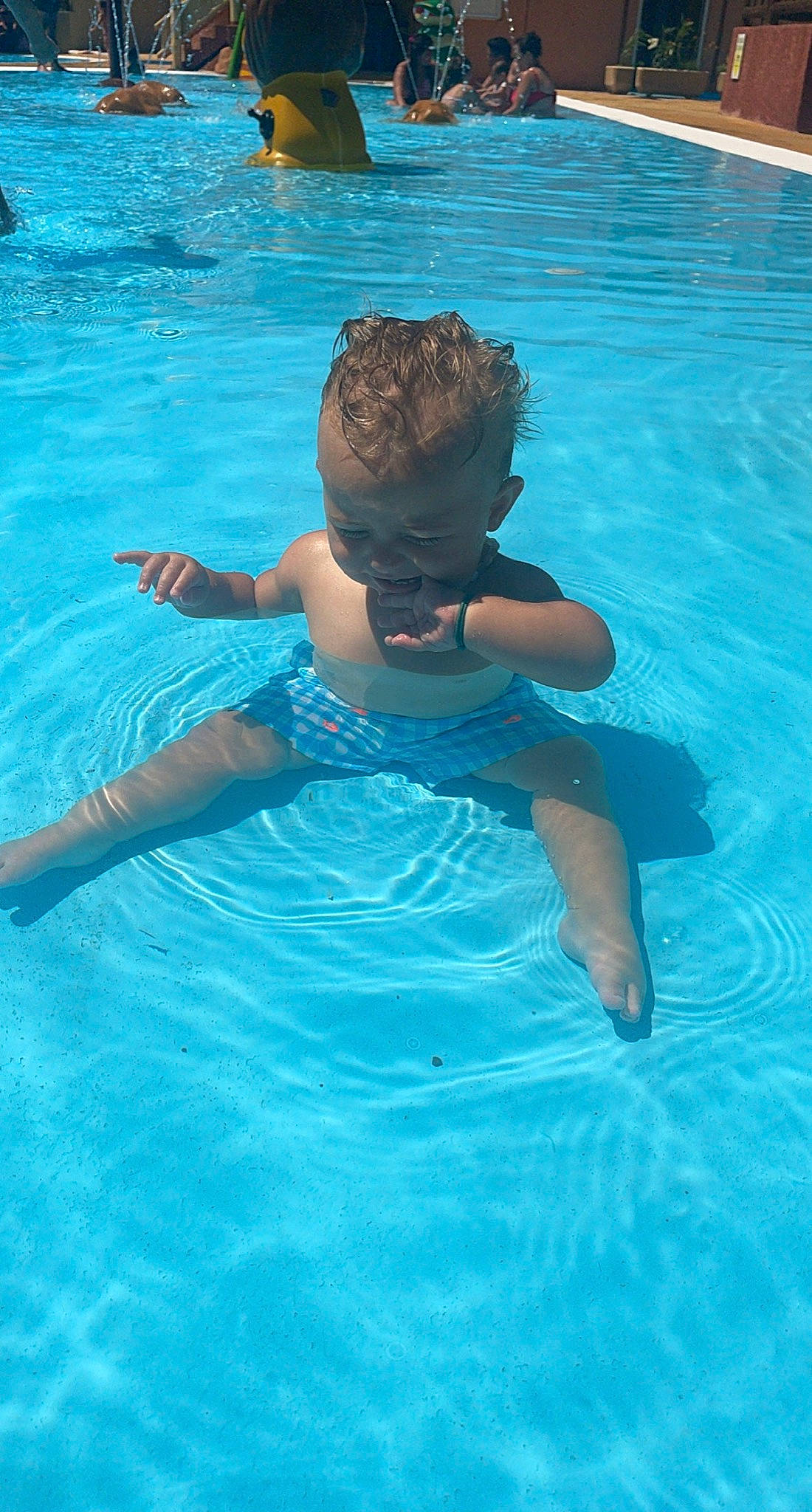 Sowen a rejoint le concours — aidez-le/la à gagner de superbes lots ! aqua, child, electric_blue, fun, games, happy, leisure, leisure_centre, mammal, nonbuilding_structure, one_piece_swimsuit, outdoor_recreation, person, personal_protective_equipment, recreation, swimming_pool, swimwear, thigh, toddler, vertebrate