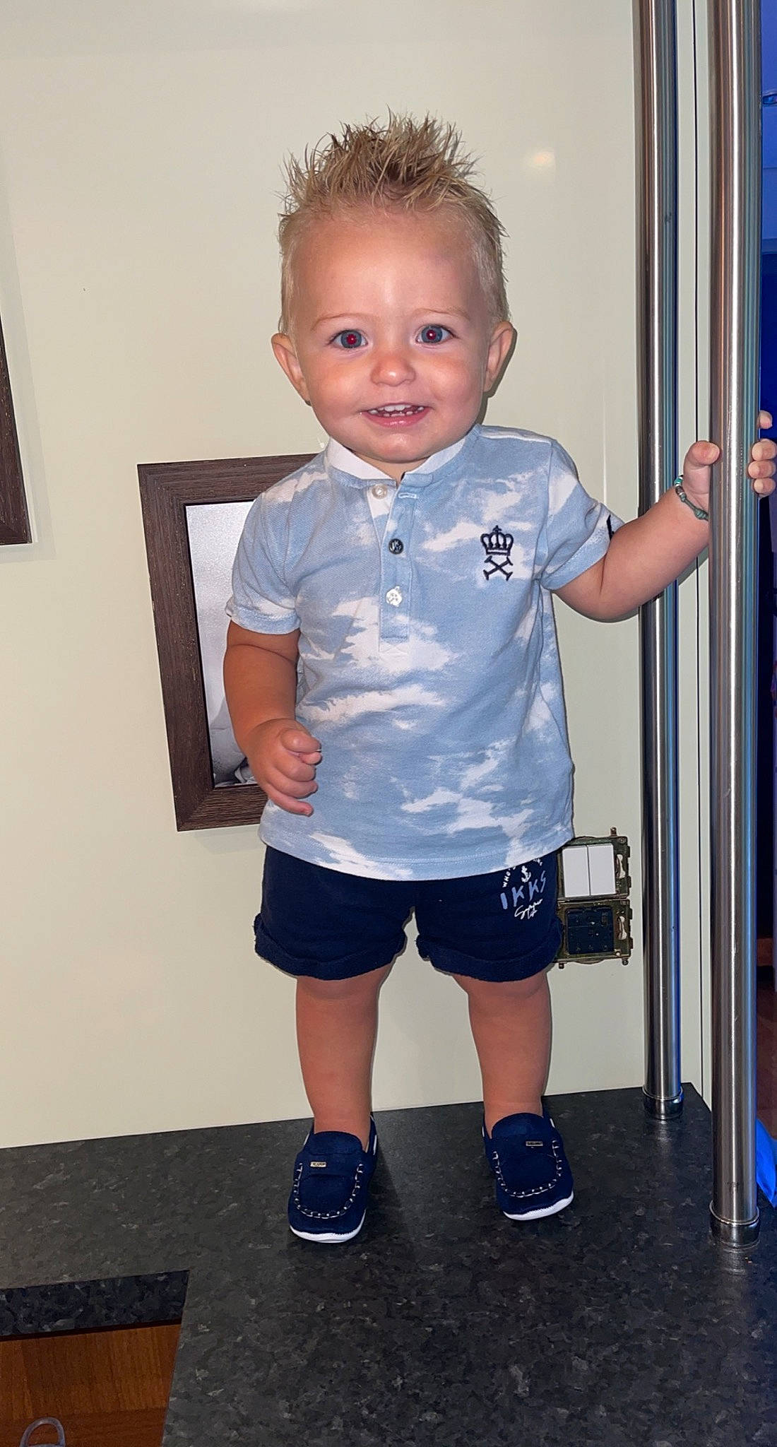 Sowen participe au concours pour gagner de l'argent avec cette photo : baby_toddler_clothing, blue, cheek, chin, electric_blue, fun, happy, human_leg, iris, joint, joy, knee, person, picture_frame, shorts, shoulder, sleeve, smile, sneakers, standing