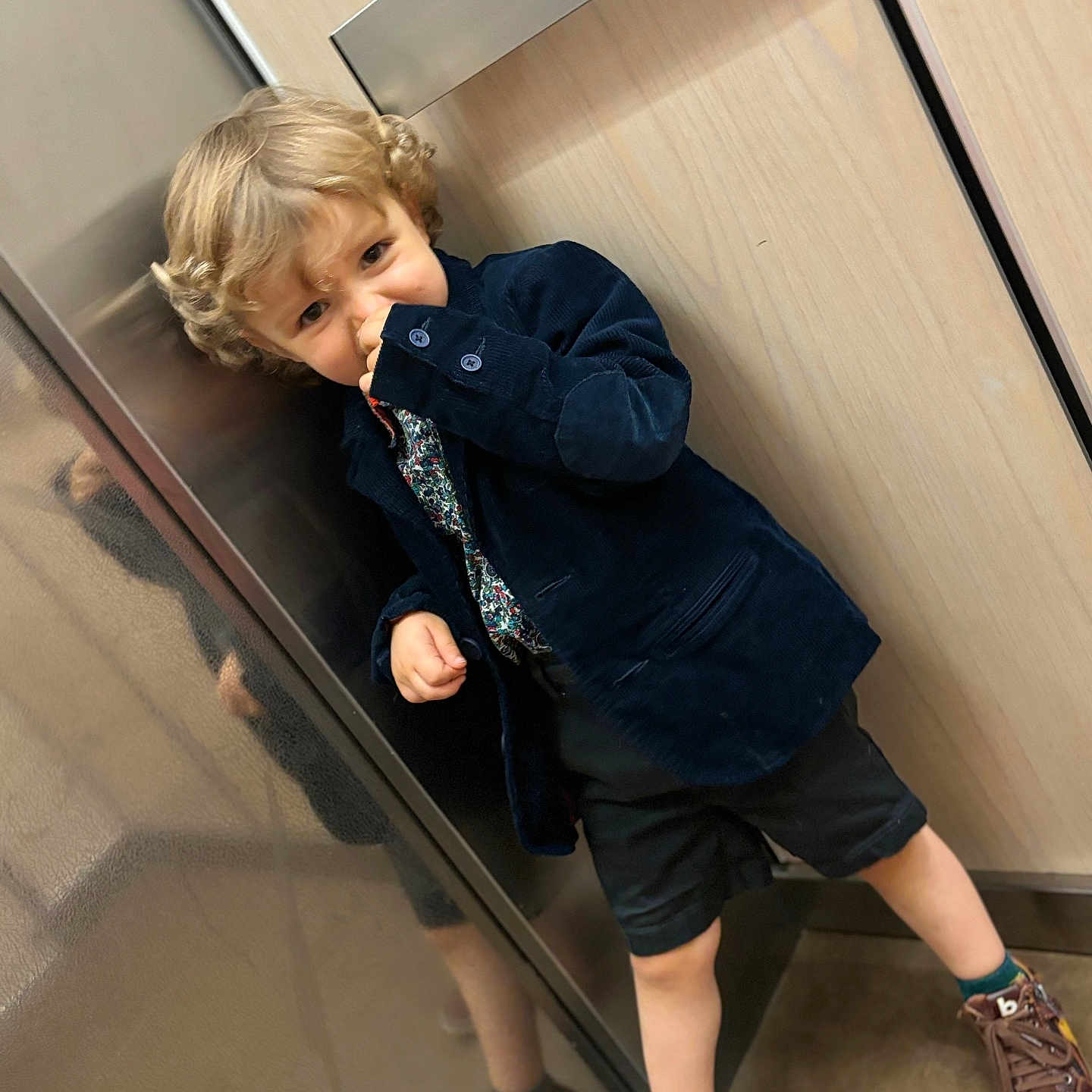 Leo participe au concours pour gagner de l'argent avec cette photo : bodypart, boy, child, clothing, coat, elevator, face, footwear, head, hiding, indoors, jeans, male, pants, person, photography, portrait, shoe, shorts, sitting