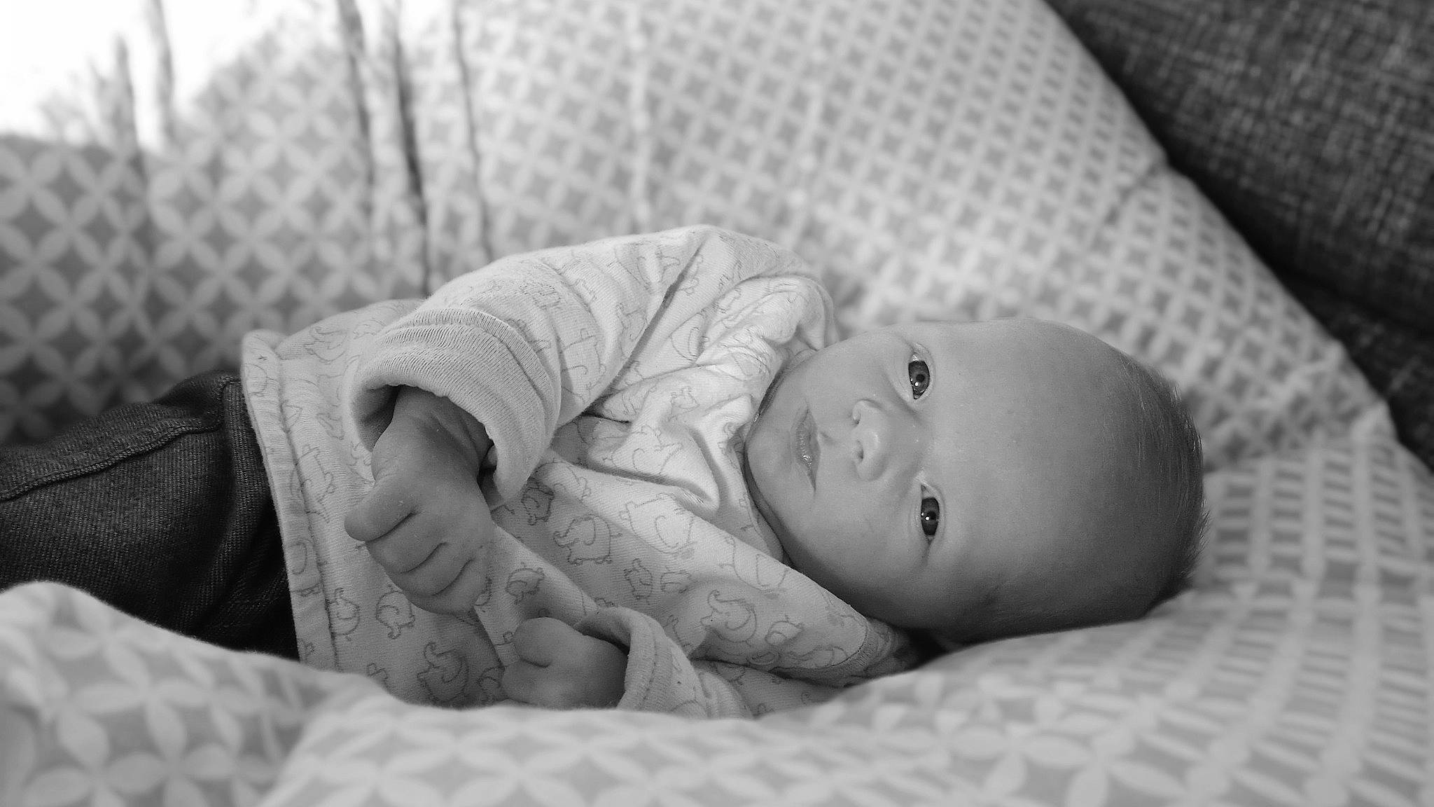 Simon participe au concours pour gagner de l'argent avec cette photo : baby, black_and_white, child, close_up, comfort, eye, facial_expression, finger, gesture, grey, hand, head, human_body, linens, monochrome, monochrome_photography, person, skin, style, toddler