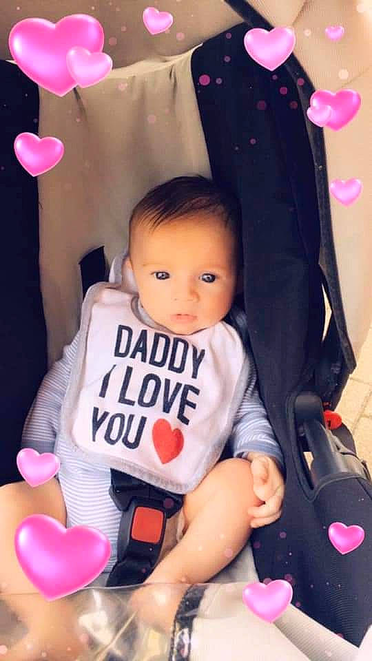 Killian a rejoint le concours — aidez-le/la à gagner de superbes lots ! baby_toddler_clothing, balloon, beauty, black, chair, cheek, child, hairstyle, happy, leg, magenta, organ, person, pink, product, red, skin, sleeve, thigh, toddler