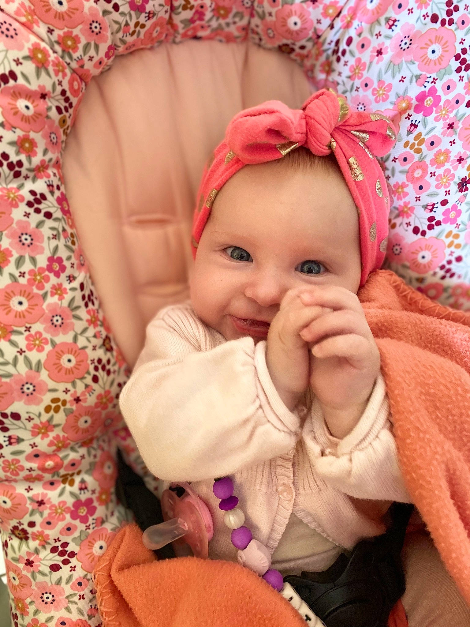 Lia a rejoint le concours — aidez-le/la à gagner de superbes lots ! baby, baby_toddler_clothing, cheek, chin, comfort, eye, face, facial_expression, finger, happy, head, headgear, human_body, lip, mouth, person, pink, skin, sleeve, smile