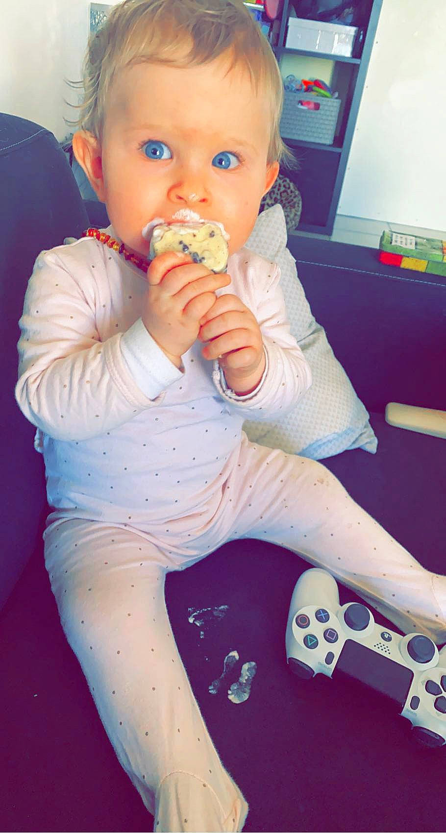 Lia a rejoint le concours — aidez-le/la à gagner de superbes lots ! baby, baby_toddler_clothing, blue, dice, finger, food_craving, fun, happy, human_leg, iris, lip, mouth, nail, nose, person, sitting, skin, sports_equipment, thigh, thumb