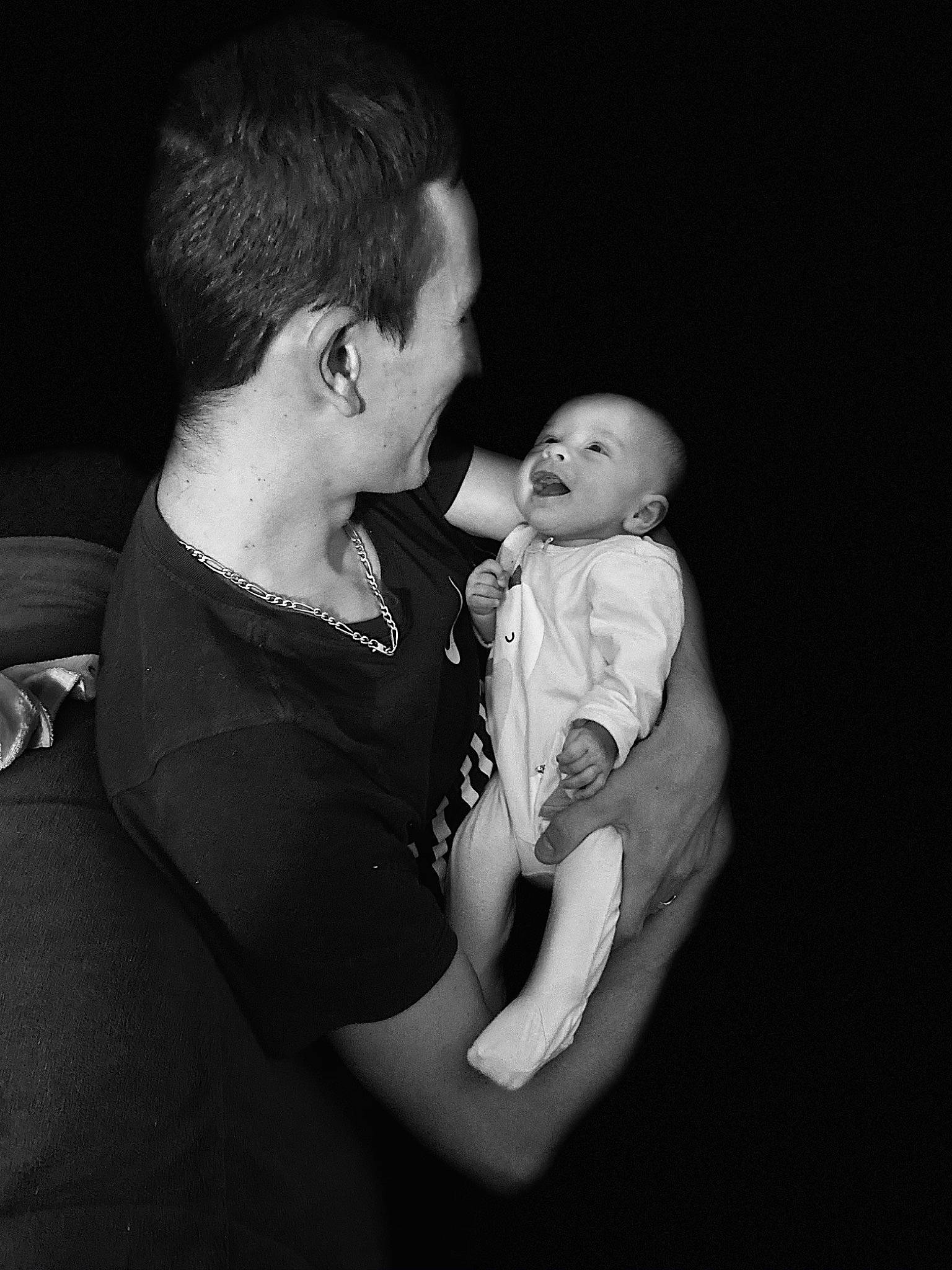 Siana participe au concours pour gagner de l'argent avec cette photo : baby, black_and_white, cheek, child, comfort, couch, ear, elbow, event, flash_photography, fun, gesture, happy, iris, monochrome, monochrome_photography, person, shoulder, sitting, t_shirt