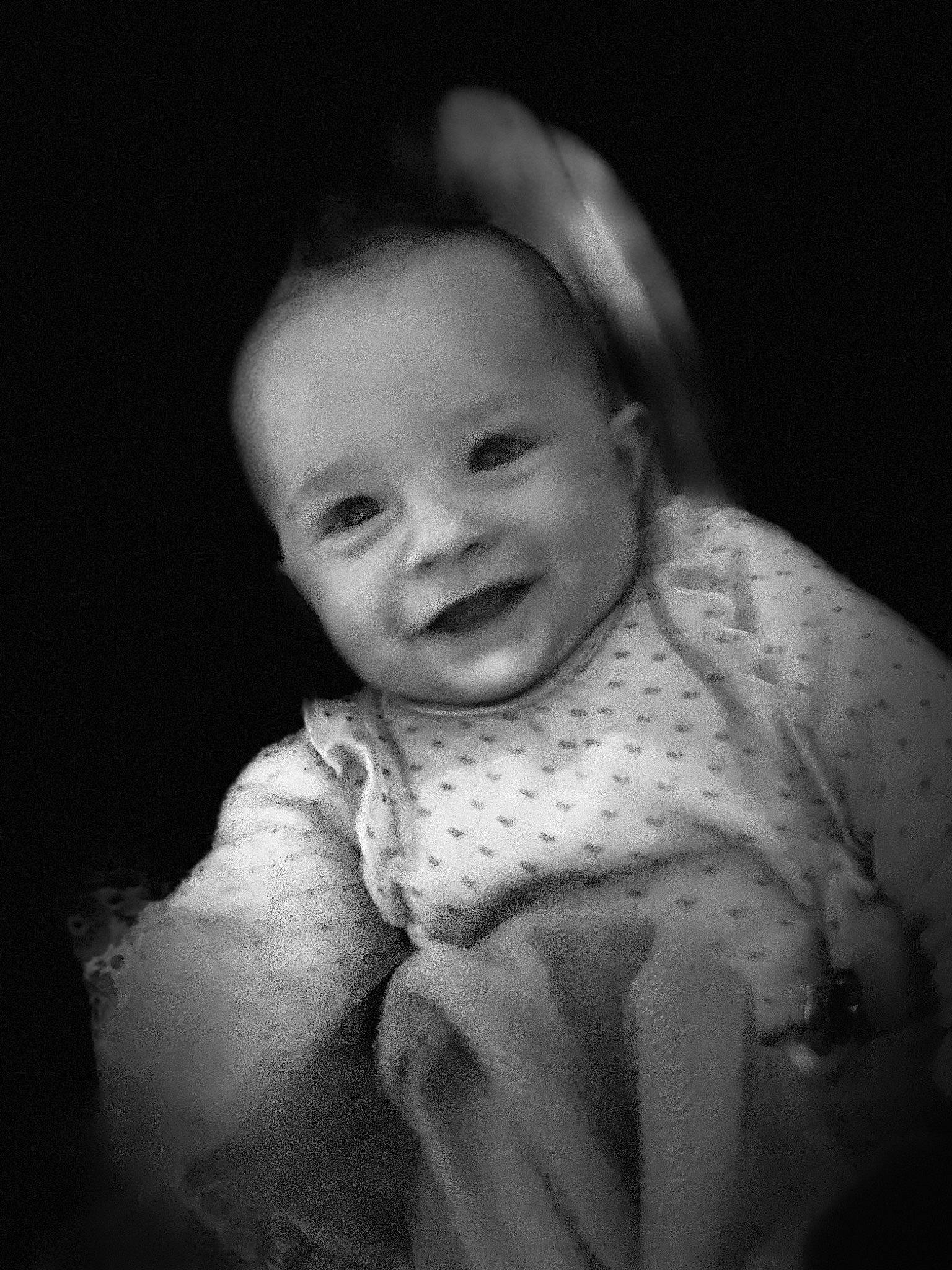 Siana a rejoint le concours — aidez-le/la à gagner de superbes lots ! baby, baby_toddler_clothing, cheek, chin, comfort, darkness, flash_photography, fun, happy, human_body, iris, joy, laugh, monochrome, monochrome_photography, mouth, nose, person, sitting, sleeve