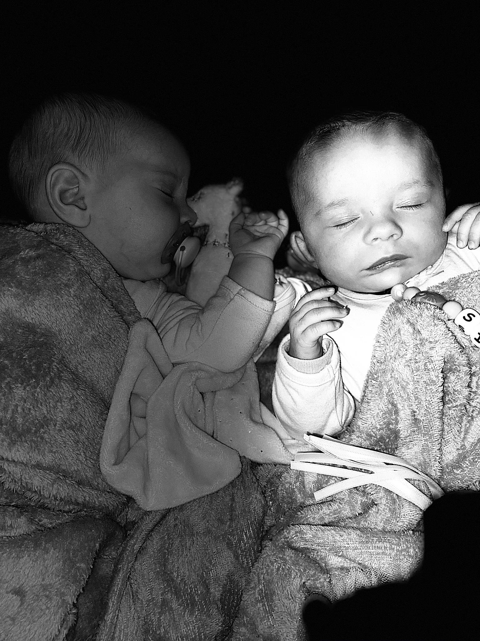 Siana participe au concours pour gagner de l'argent avec cette photo : arm, baby, black_and_white, cheek, comfort, ear, eye, facial_expression, flash_photography, hair, hairstyle, hand, happy, human_body, iris, lip, mammal, mouth, nose, person