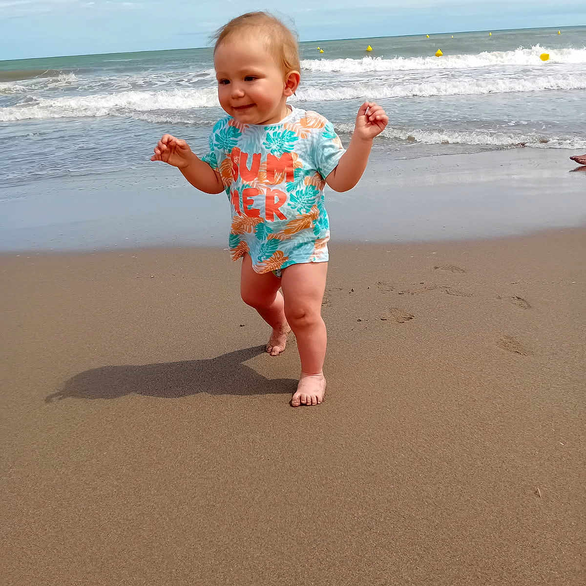 Maylone a rejoint le concours — aidez-le/la à gagner de superbes lots ! barefoot, beach, child, coast, daytime, happy, nature, ocean, outdoor, person, playful, sand, shirt, shore, sky, summer, toddler, walking, water, waves