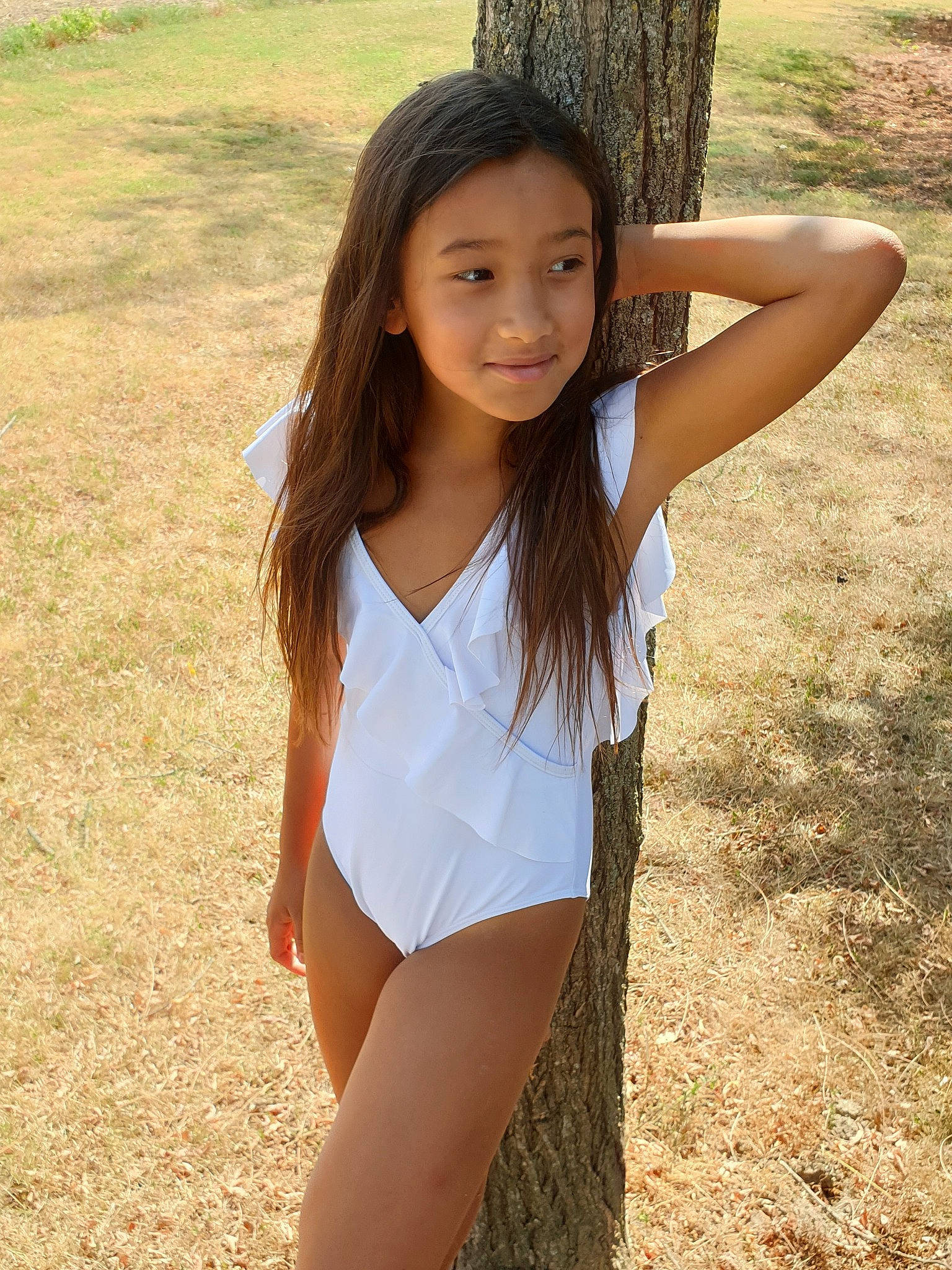 Clara a rejoint le concours — aidez-le/la à gagner de superbes lots ! beauty, black_hair, brown_hair, child, child_model, clothing, grass, gravure_idol, japanese_idol, joy, leg, long_hair, model, person, photo_shoot, photography, smile, summer, swimwear, thigh