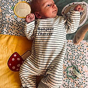 Gabriel a rejoint le concours — aidez-le/la à gagner de superbes lots ! baby, bedtime, child, colorful, cute, fabric, face, green_toy, infant, lying_down, mirror, newborn, patterned_blanket, play_mat, portrait, relaxed, small_hands, soft_toys, striped_clothing, toy
