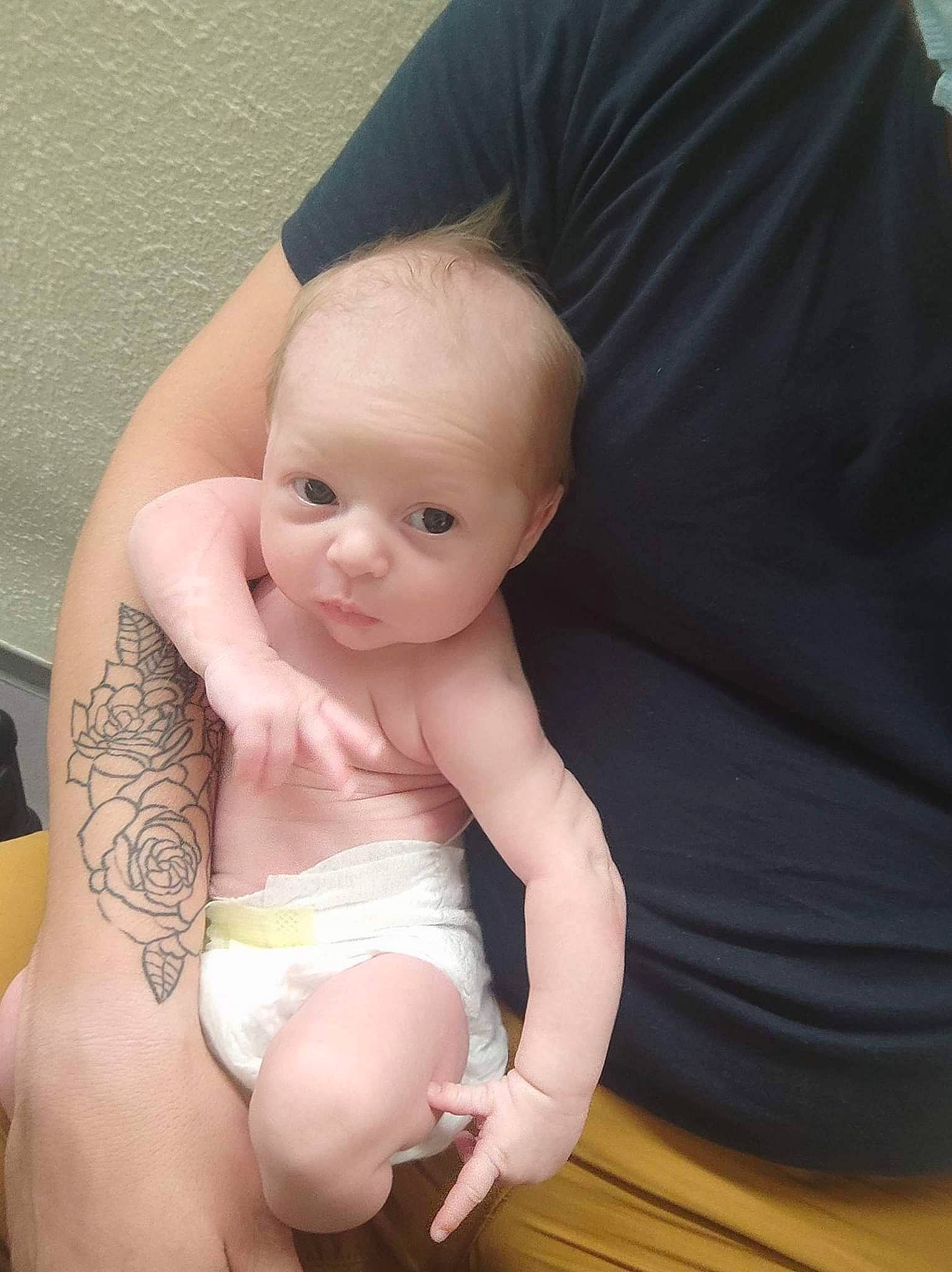 Alyna a rejoint le concours — aidez-le/la à gagner de superbes lots ! abdomen, arm, baby, barefoot, black_hair, chest, elbow, finger, foot, gesture, head, joint, knee, nail, neck, person, stomach, thigh, thumb, trunk