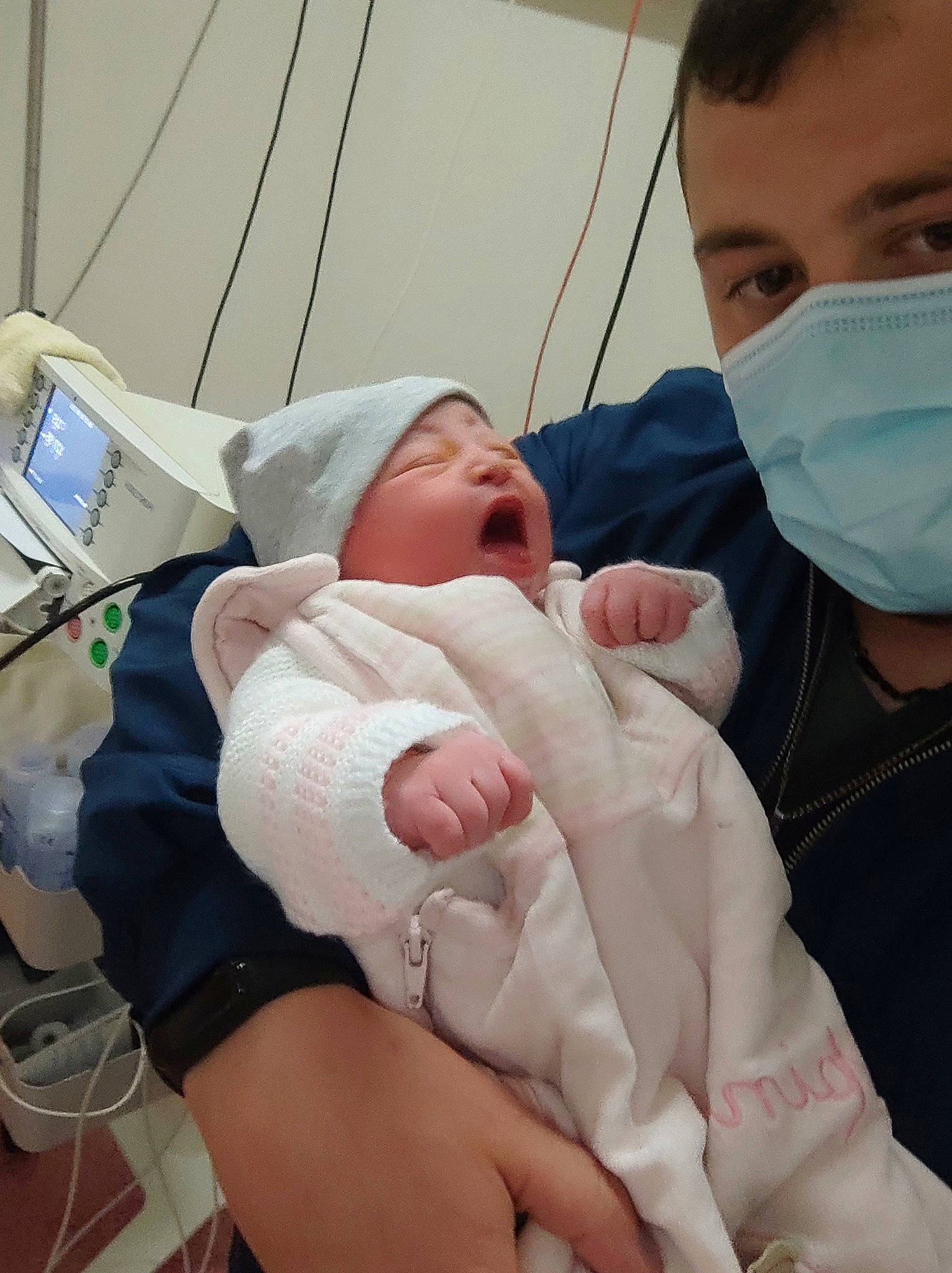 Alyna a rejoint le concours — aidez-le/la à gagner de superbes lots ! baby, child, childbirth, comfort, event, gesture, headwear, health_care, hospital, hospital_bed, hospital_gown, joint, medical, medical_equipment, medical_procedure, mouth, patient, person, service, skin