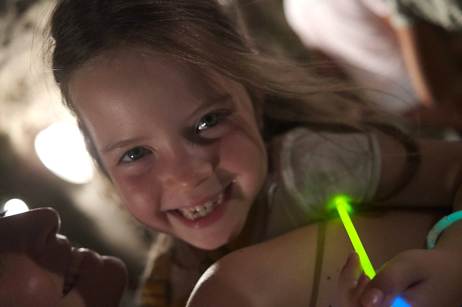 Alice participe au concours pour gagner de l'argent avec cette photo : audio_equipment, black, black_hair, child, close_up, event, eyebrow, finger, flash_photography, fun, hairstyle, happy, human, iris, joy, leisure, lip, nose, person, smile