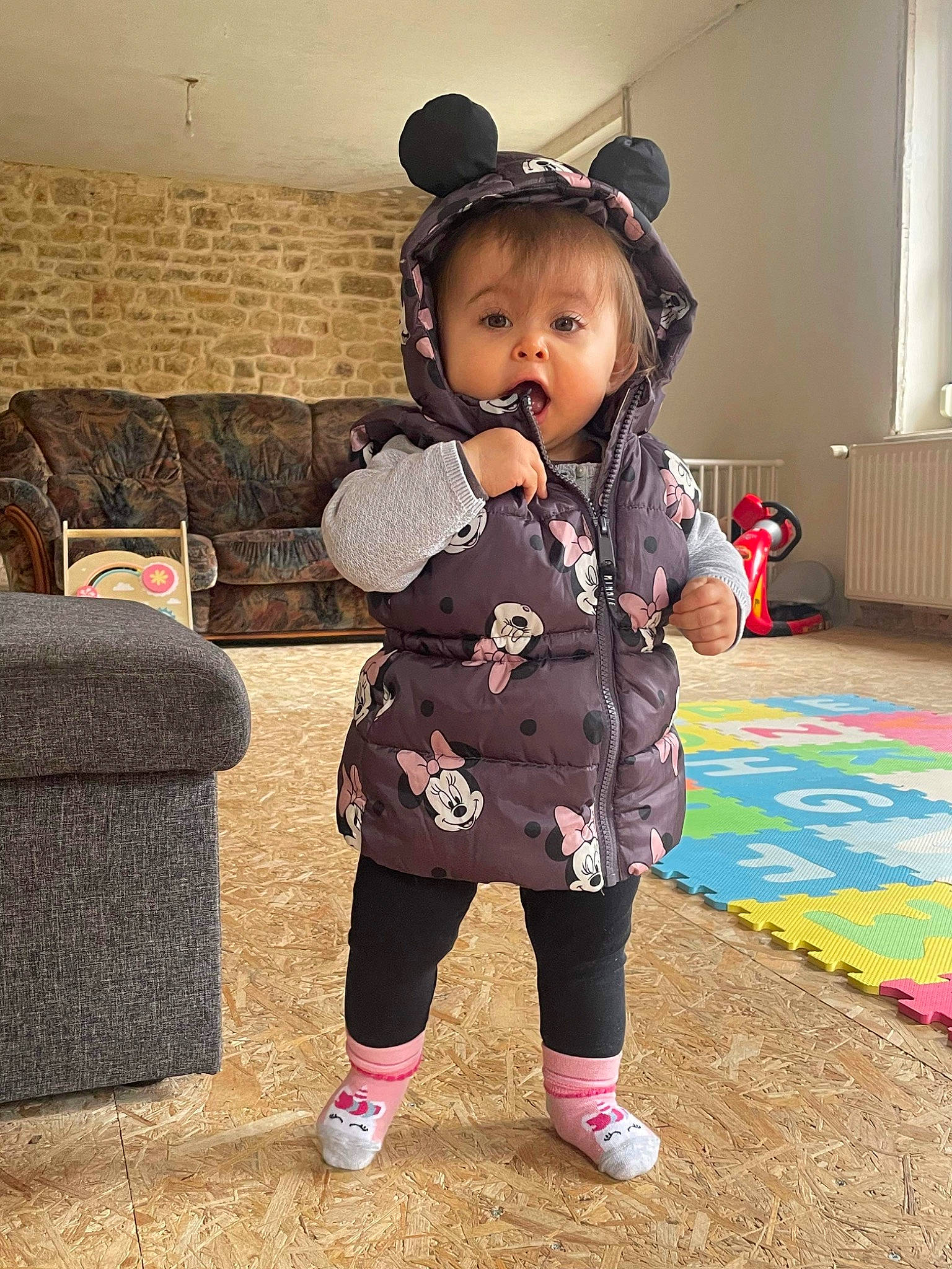 Elisa a rejoint le concours — aidez-le/la à gagner de superbes lots ! baby, baby_toddler_clothing, child, costume, couch, flooring, fun, fur, hairstyle, happy, human_body, leisure, pajamas, pattern, person, play, room, sitting, sleeve, surprise
