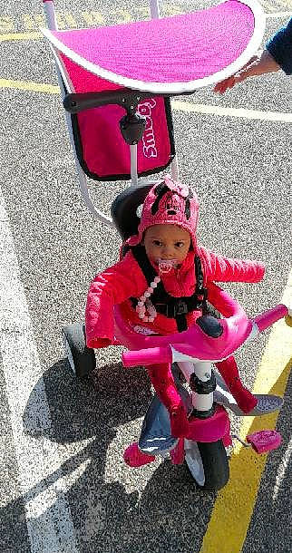 Shana a rejoint le concours — aidez-le/la à gagner de superbes lots ! baby_toddler_clothing, carmine, child, costume, fun, headgear, headwear, helmet, magenta, person, personal_protective_equipment, pink, play, purple, recreation, red, riding_toy, sitting, tire, toddler