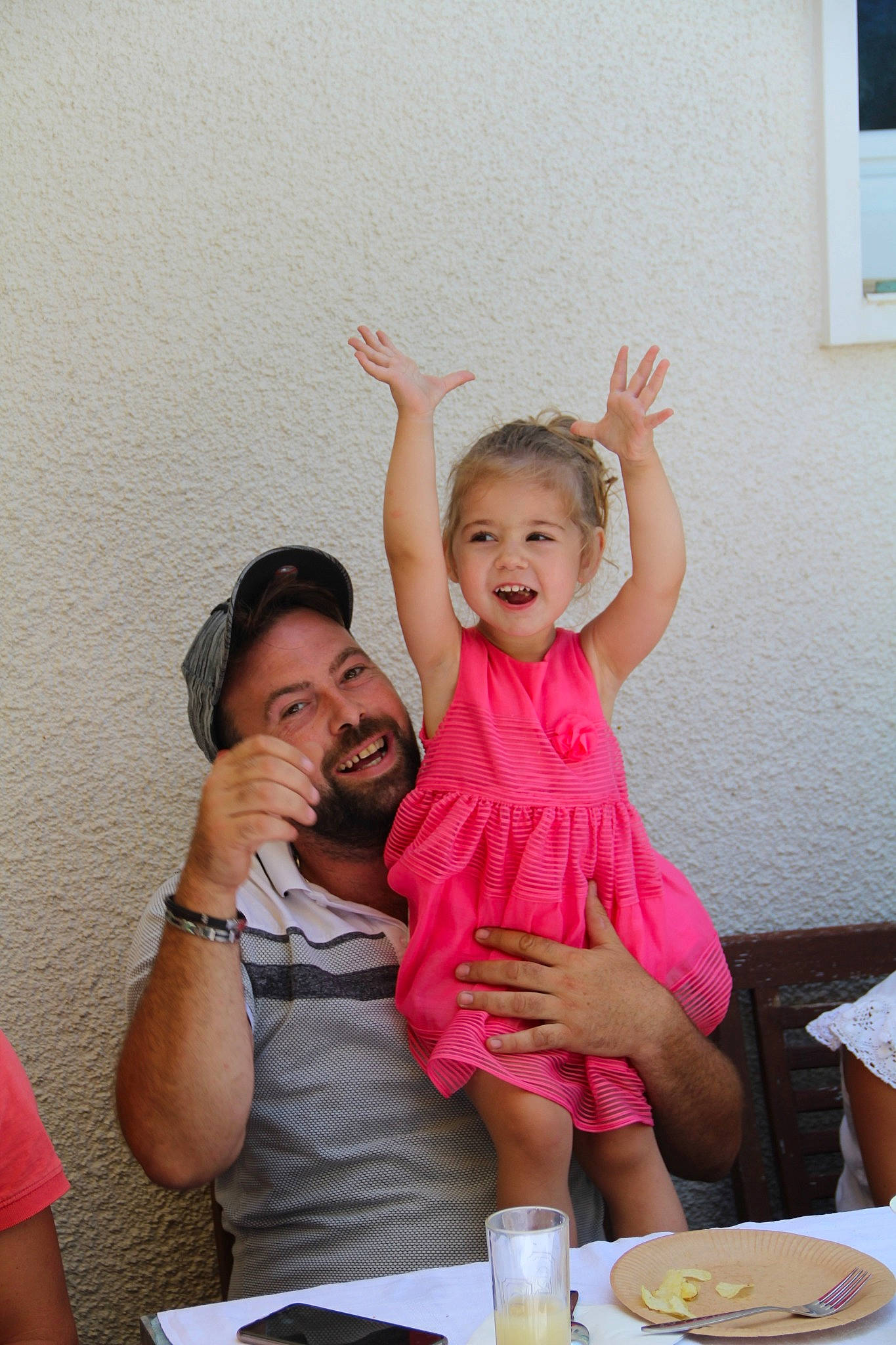 Florine a rejoint le concours — aidez-le/la à gagner de superbes lots ! child, family, finger, food, fun, gesture, happy, joy, leisure, party, person, pink, play, sitting, toddler, vacation