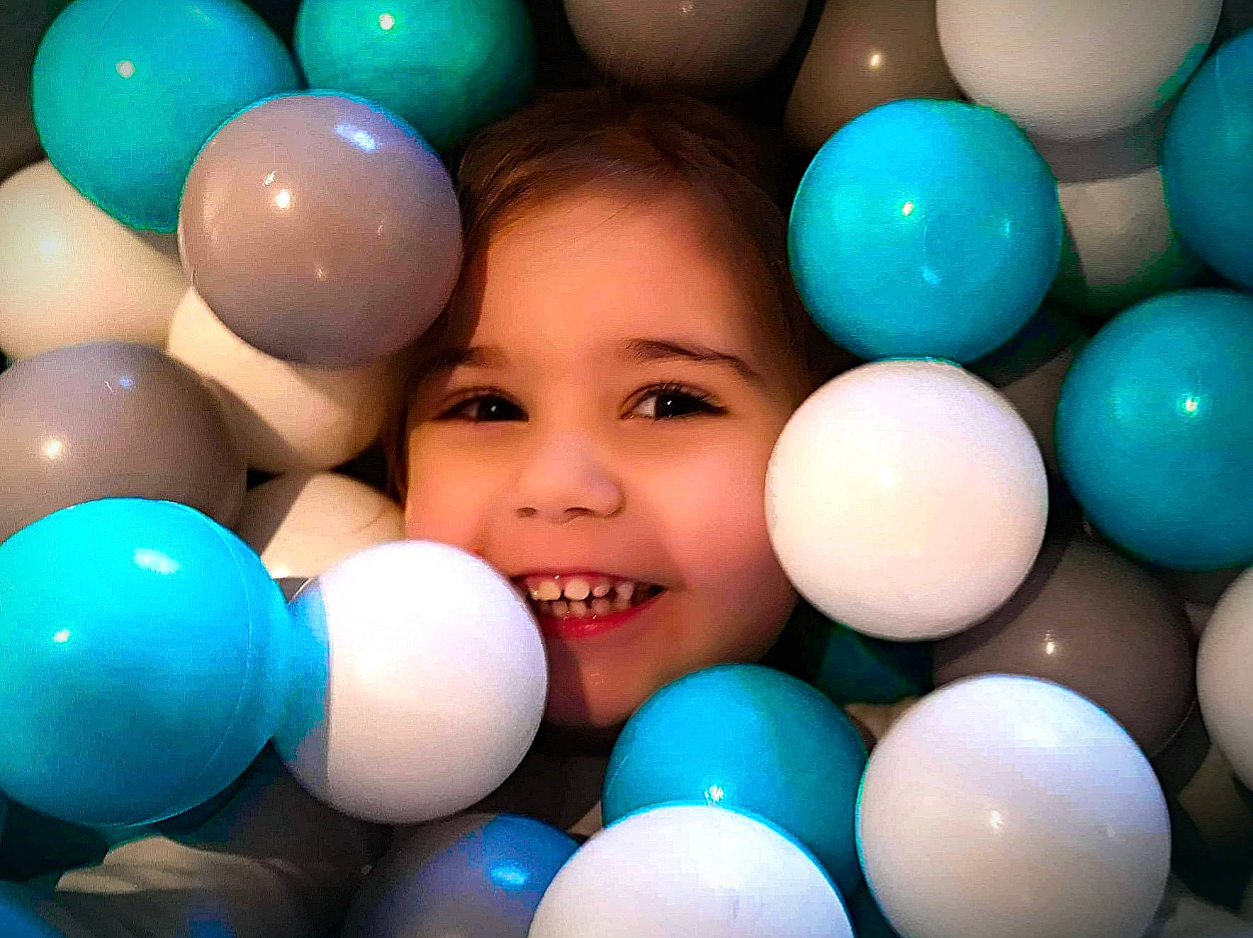 Florine participe au concours pour gagner de l'argent avec cette photo : ball, ball_pit, balloon, joy, party_supply, person