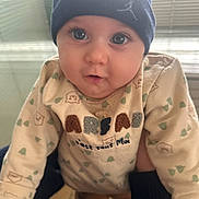 Covaci Sofia participe au concours pour gagner de l'argent avec cette photo : baby, child, face, hat, beanie, sweater, clothing, person, indoor, window, curtains, expression, cute, young, portrait, eyes, hands, soft_light, closeup, infant