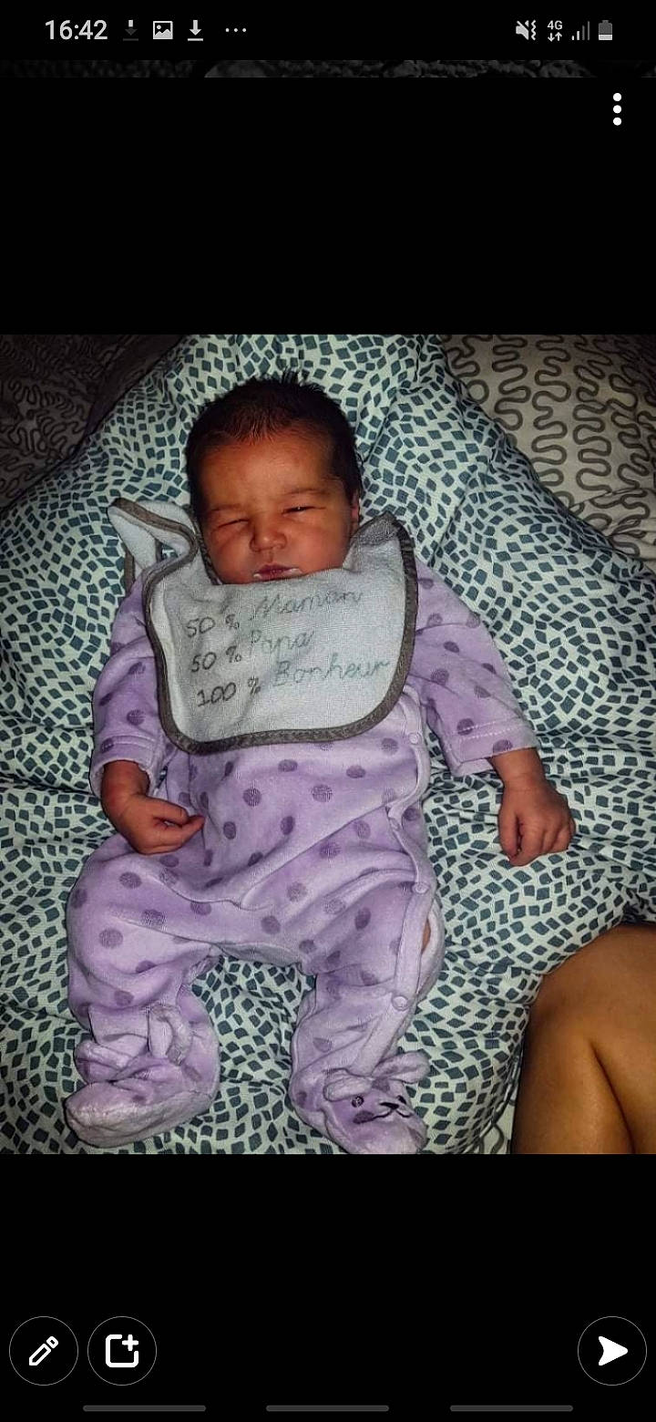 Leïna a rejoint le concours — aidez-le/la à gagner de superbes lots ! baby, baby_products, baby_toddler_clothing, bib, cheek, child, comfort, cool, lap, linens, mammal, outerwear, pattern, person, pink, purple, room, sitting, sleeve, textile