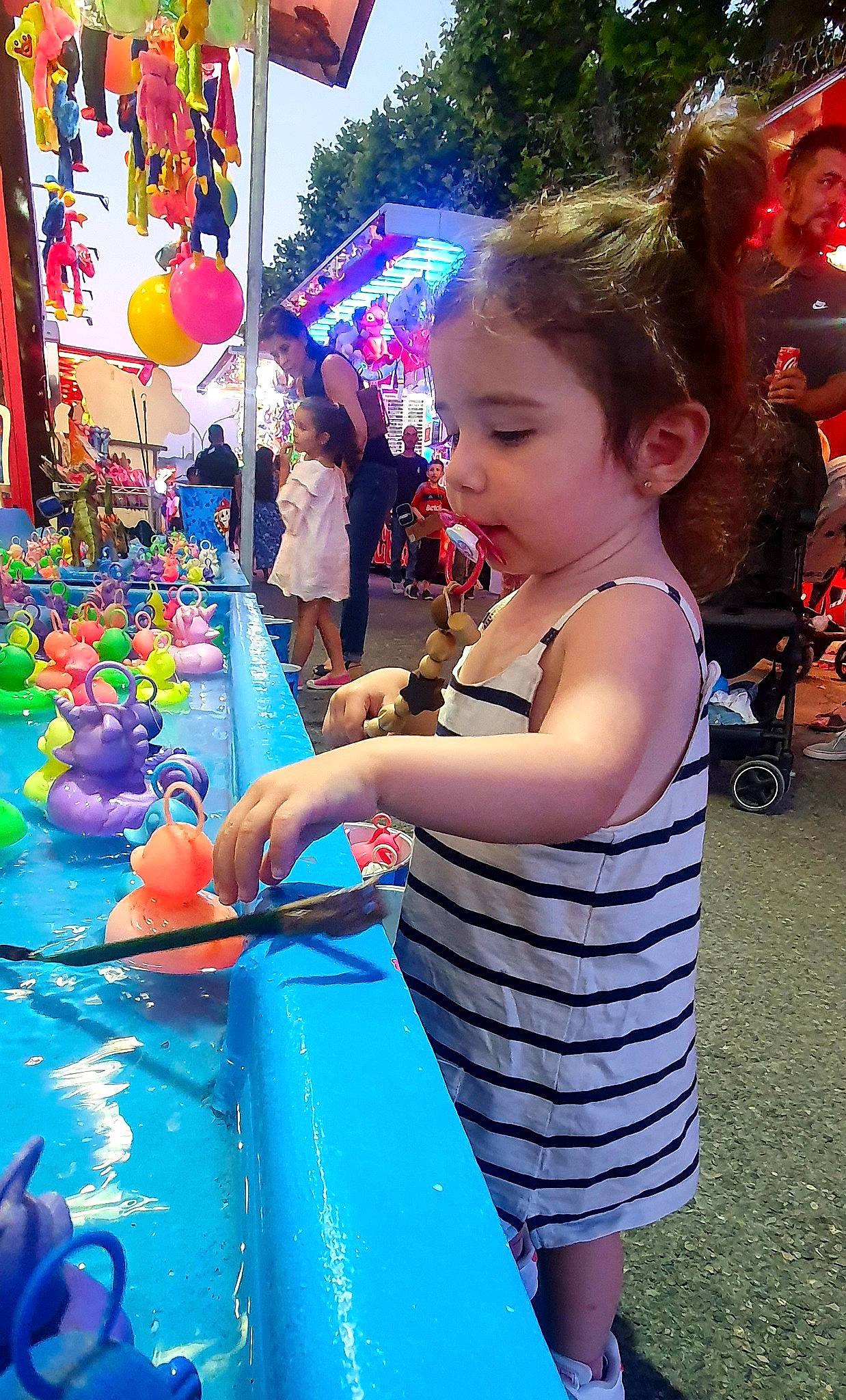 Alya participe au concours pour gagner de l'argent avec cette photo : child, city, event, festival, fun, green, happy, leisure, magenta, party, person, pink, play, playground, public_event, purple, recreation, summer, t_shirt, toddler