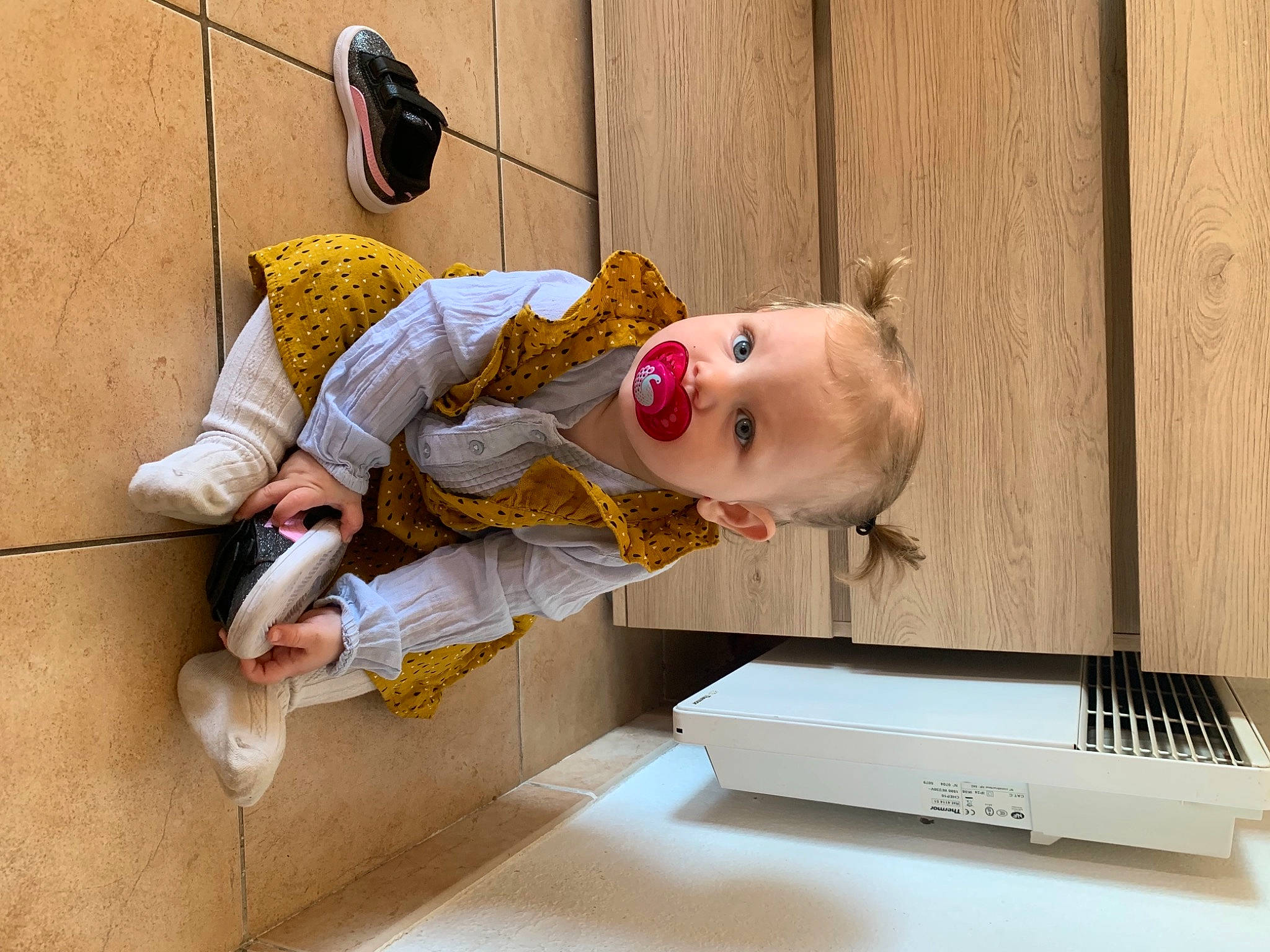 Livia participe au concours pour gagner de l'argent avec cette photo : baby, child, eyewear, hat, home_appliance, office_equipment, office_supplies, person, room, sitting, sneakers, toddler, wood