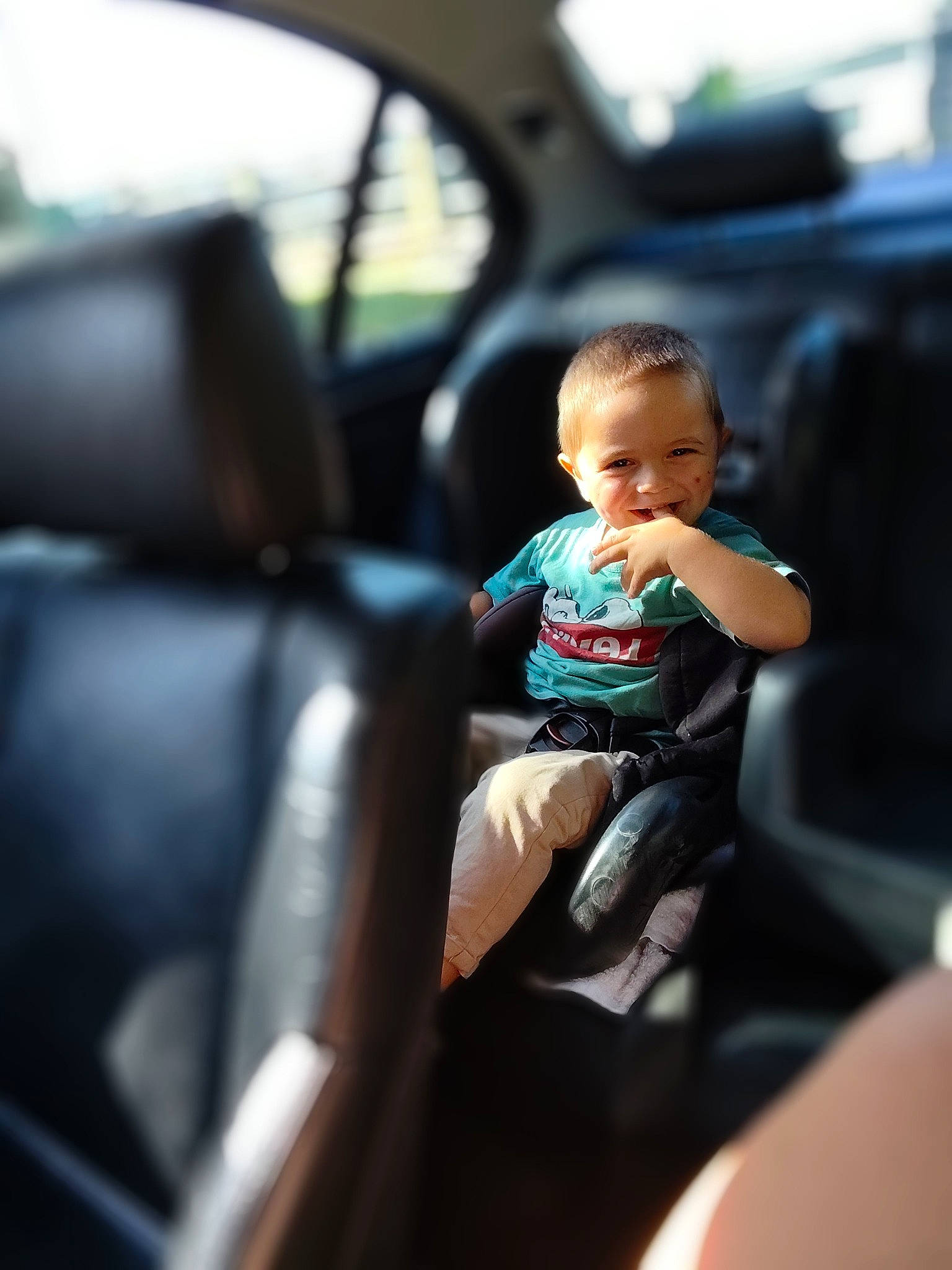 Mayel participe au concours pour gagner de l'argent avec cette photo : auto_part, automotive_design, automotive_exterior, automotive_mirror, automotive_window_part, car, car_seat, car_seat_cover, family_car, glass, head_restraint, human_leg, joy, motor_vehicle, person, personal_luxury_car, steering_wheel, thigh, toddler, vehicle