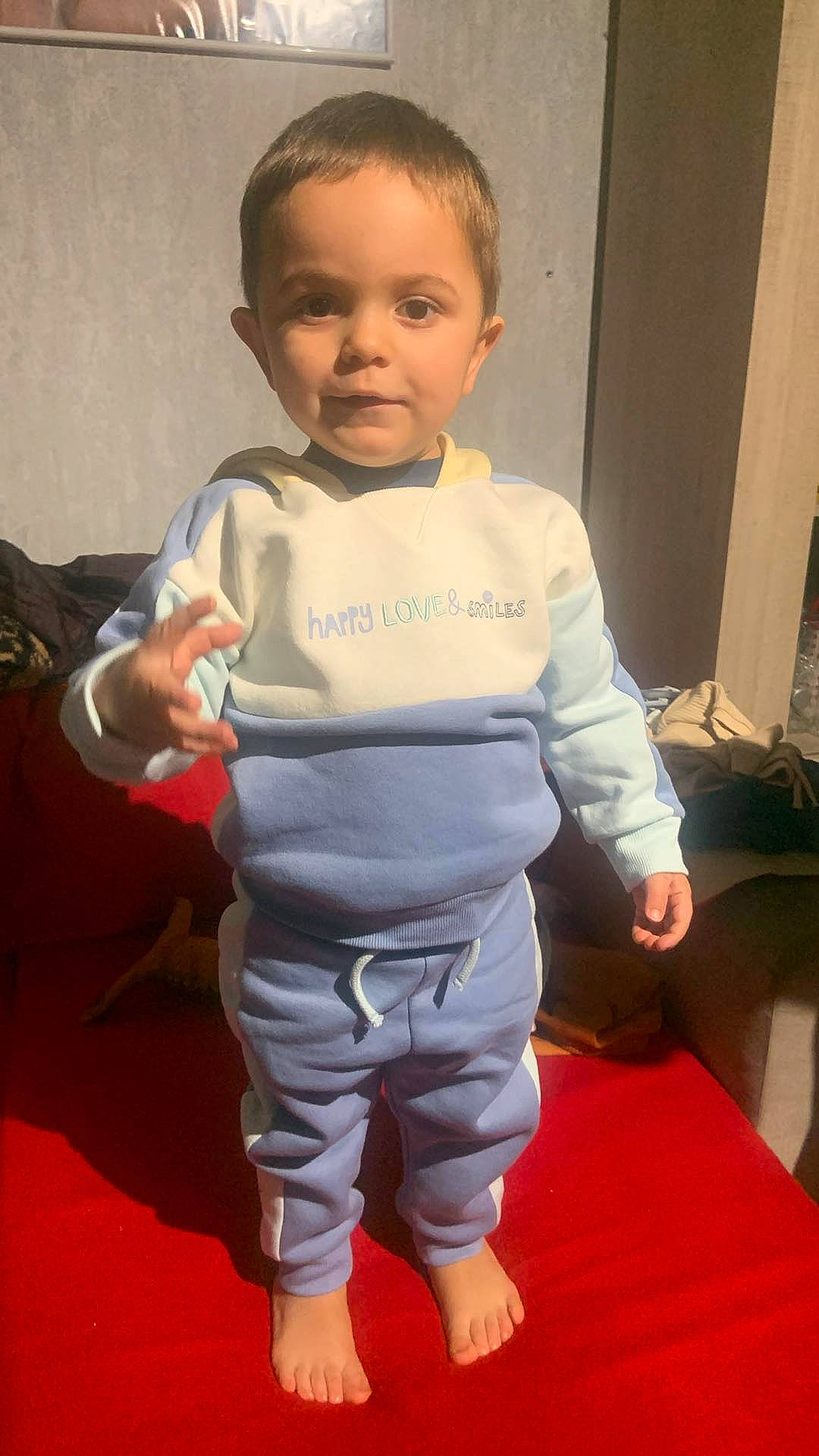 Mayel a rejoint le concours — aidez-le/la à gagner de superbes lots ! baby, baby_toddler_clothing, cheek, child, comfort, elbow, finger, fun, gesture, hand, happy, joint, knee, person, shoulder, sitting, sleeve, sportswear, t_shirt, thumb
