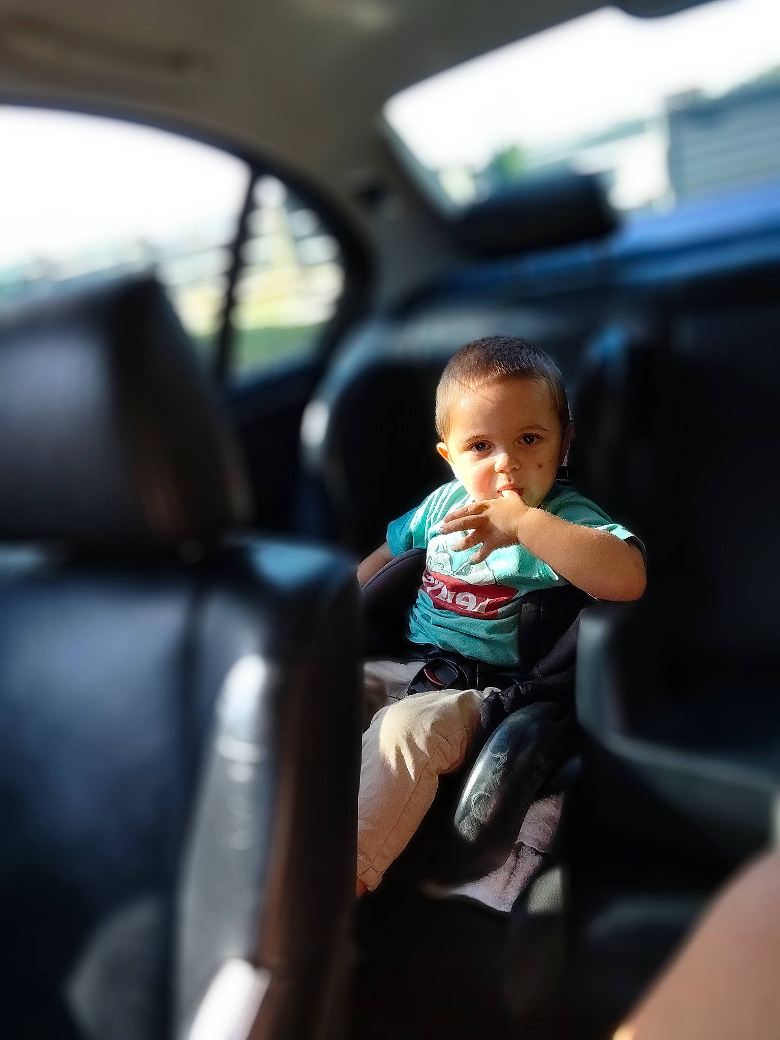 Mayel participe au concours pour gagner de l'argent avec cette photo : auto_part, automotive_design, automotive_exterior, automotive_lighting, automotive_mirror, automotive_window_part, baby, car_seat, comfort, family_car, flash_photography, glass, luxury_vehicle, motor_vehicle, person, personal_luxury_car, steering_wheel, tints_and_shades, toddler, vehicle_door