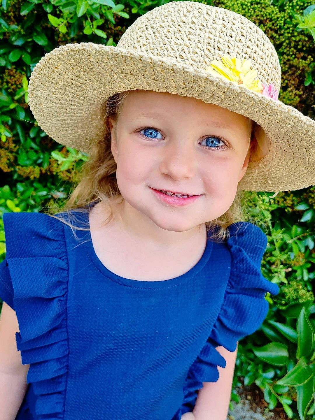 Marylou a rejoint le concours — aidez-le/la à gagner de superbes lots ! azure, blue, botany, clothing, eye, facial_expression, green, happy, hat, head, headgear, headwear, joy, leaf, neck, outerwear, people_in_nature, person, photograph, plant
